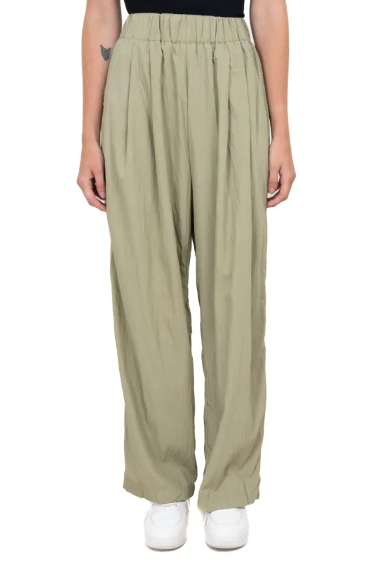 Pantalón amplio plisado frontal sold by Shasa