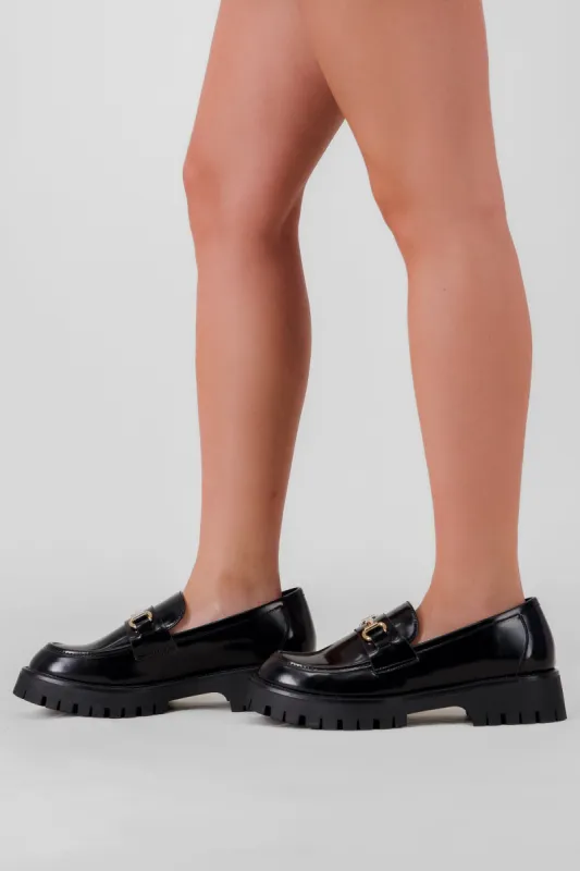 Loafer hebilla suela dentada sold by Shasa