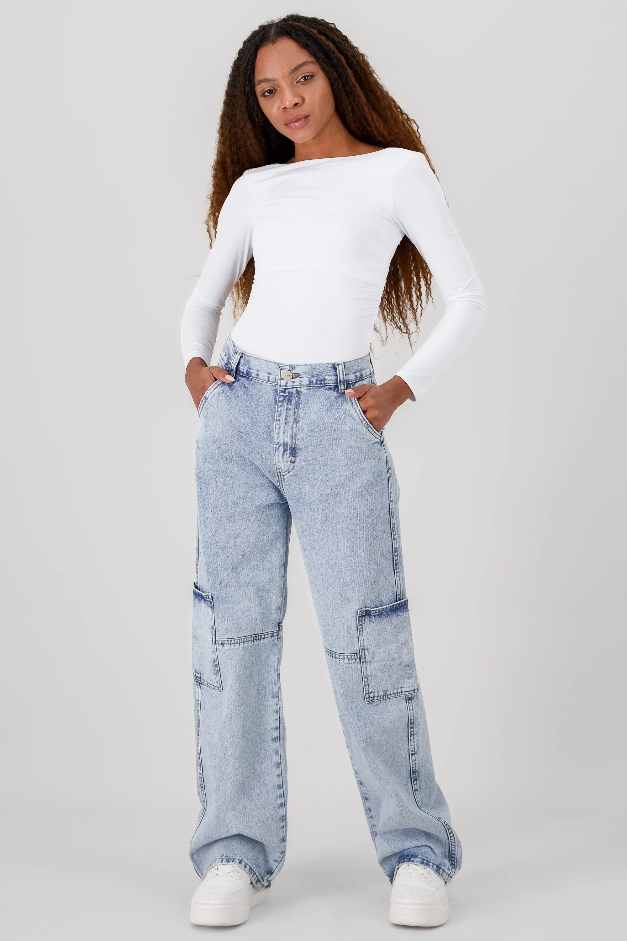 Jeans cargo con corte 2 bolsas sold by Shasa