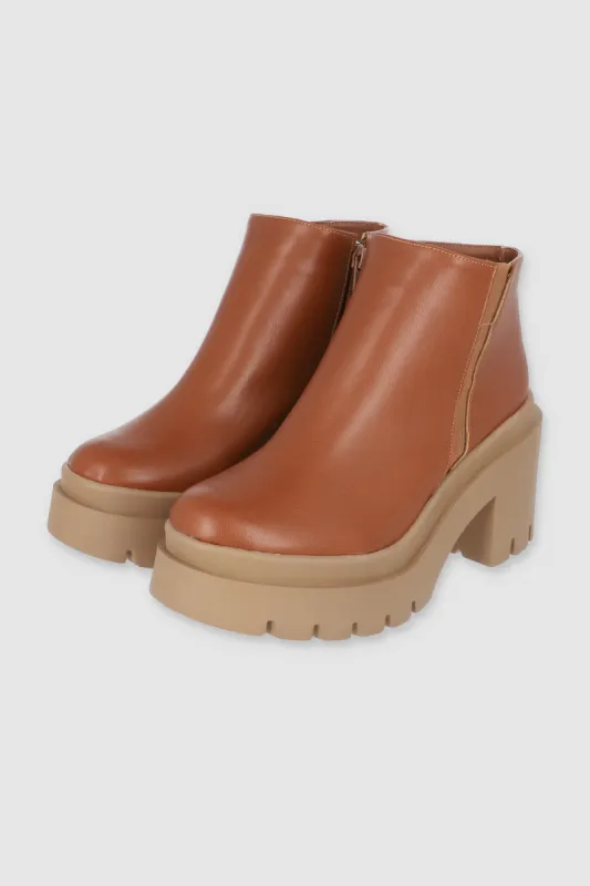 Botin basico tacon cuadrado sold by Shasa