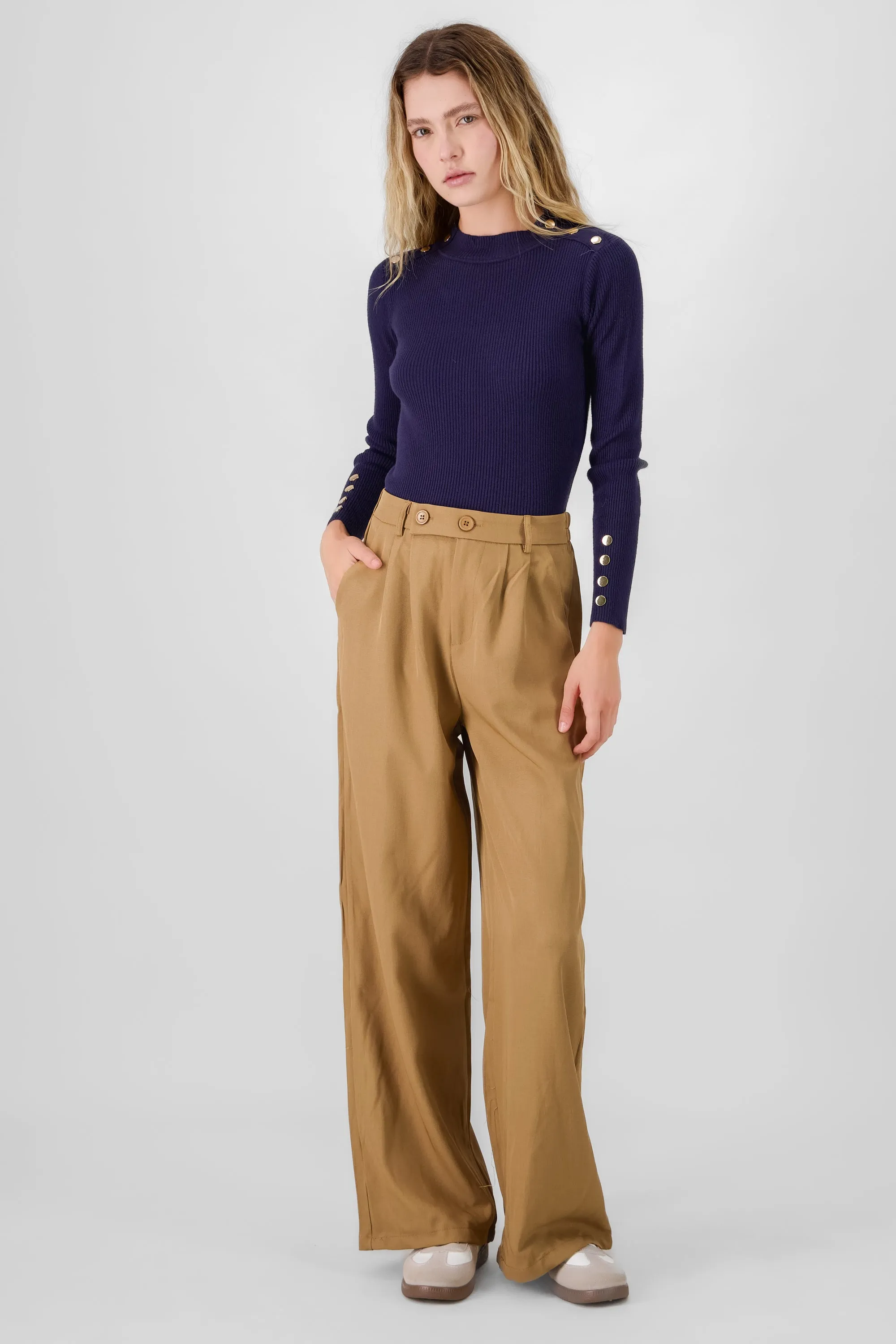 Pantalon amplio detalle doble boton sold by Shasa