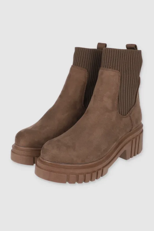 Botin chelsea suela dentada sold by Shasa