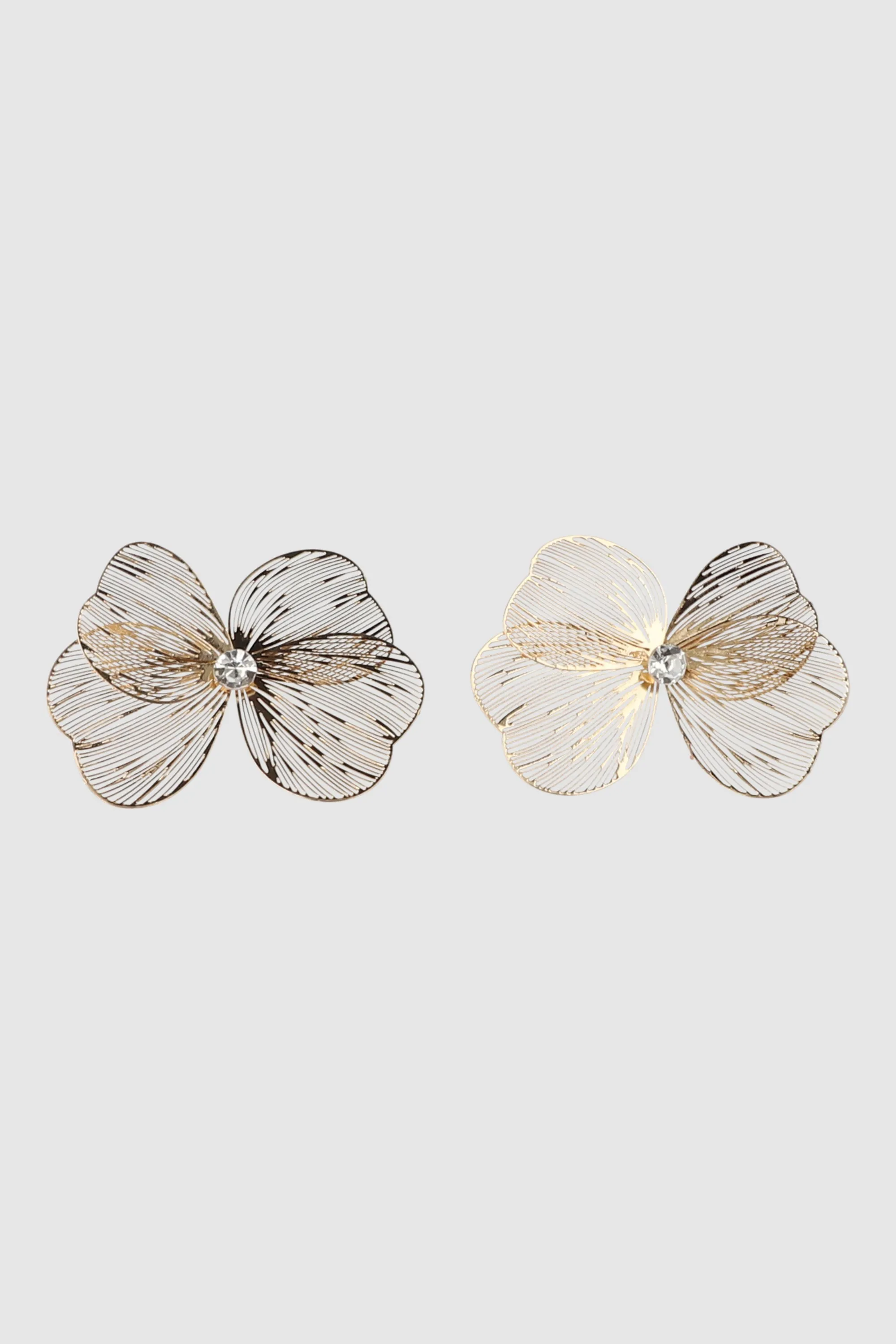 ARETES FLOR CALADA sold by Shasa