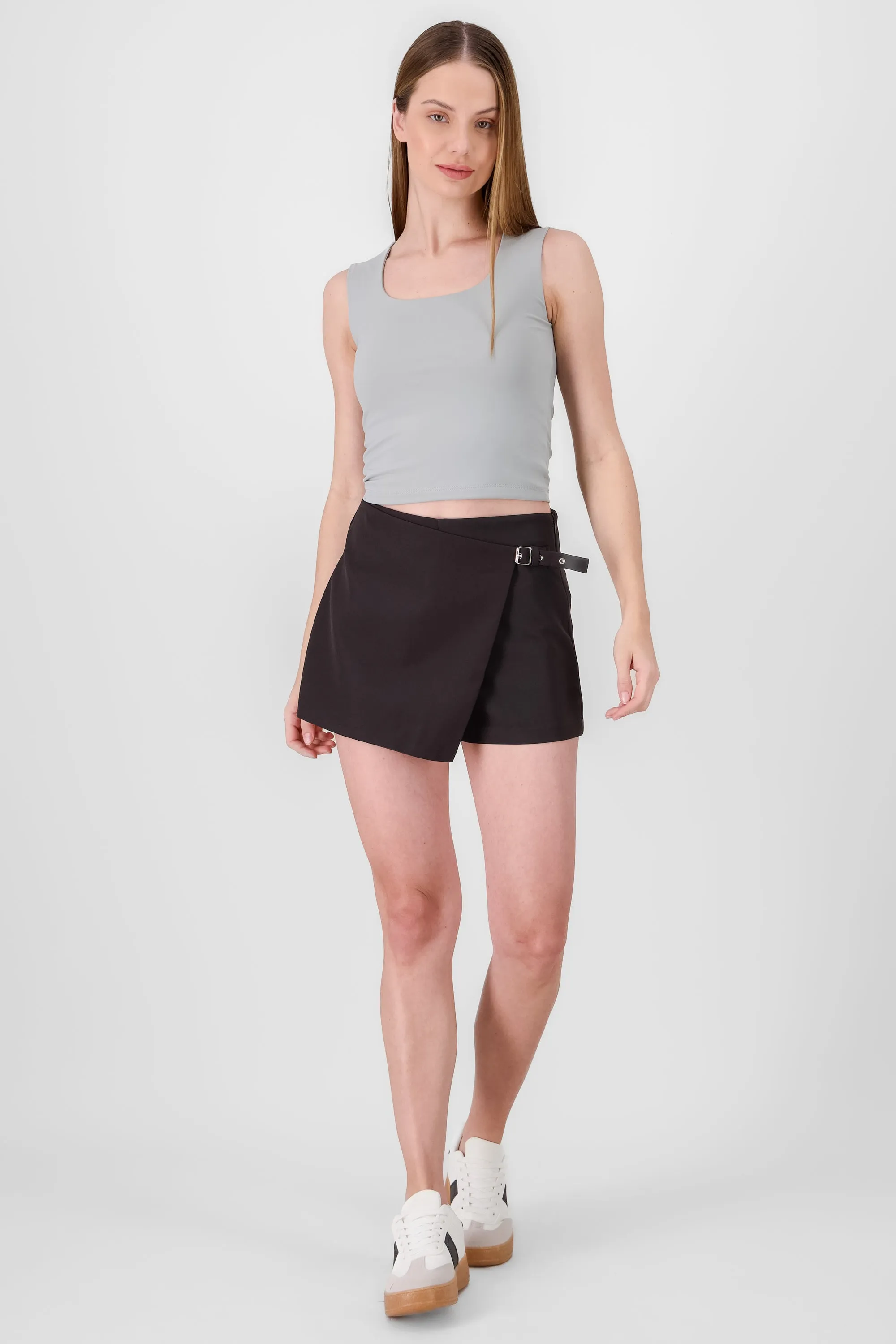 Minifalda detalle de cinturon y abertura sold by Shasa