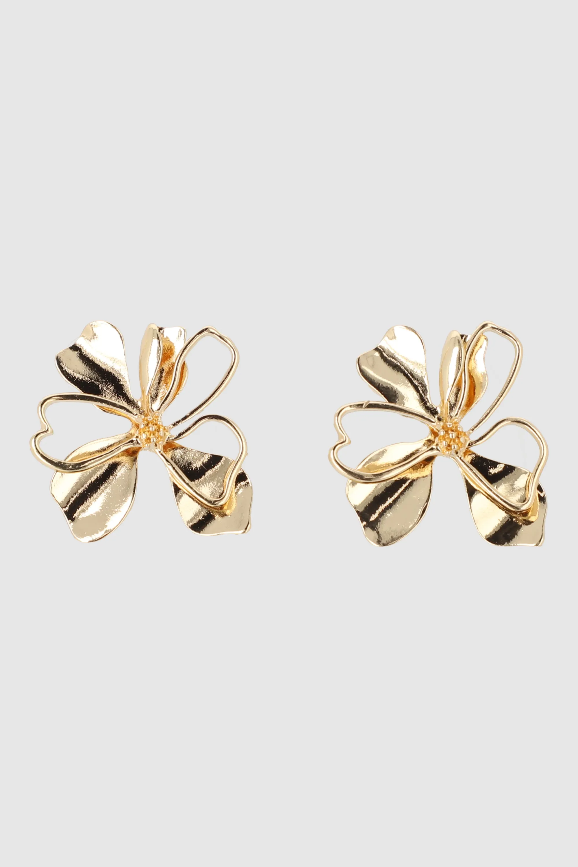 Aretes flor metalica sold by Shasa