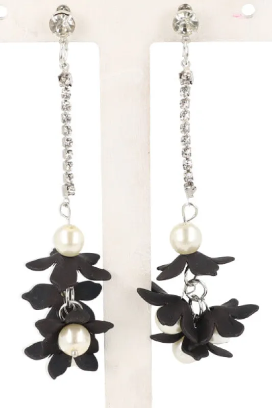 Aretes Flores Perlas sold by Shasa