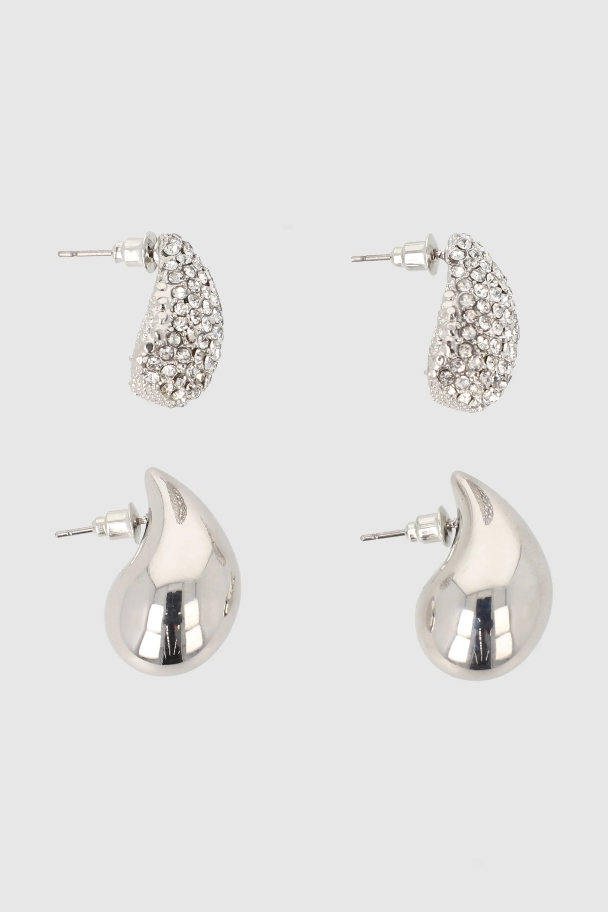 Set 2 pares aretes gota brillos sold by Shasa