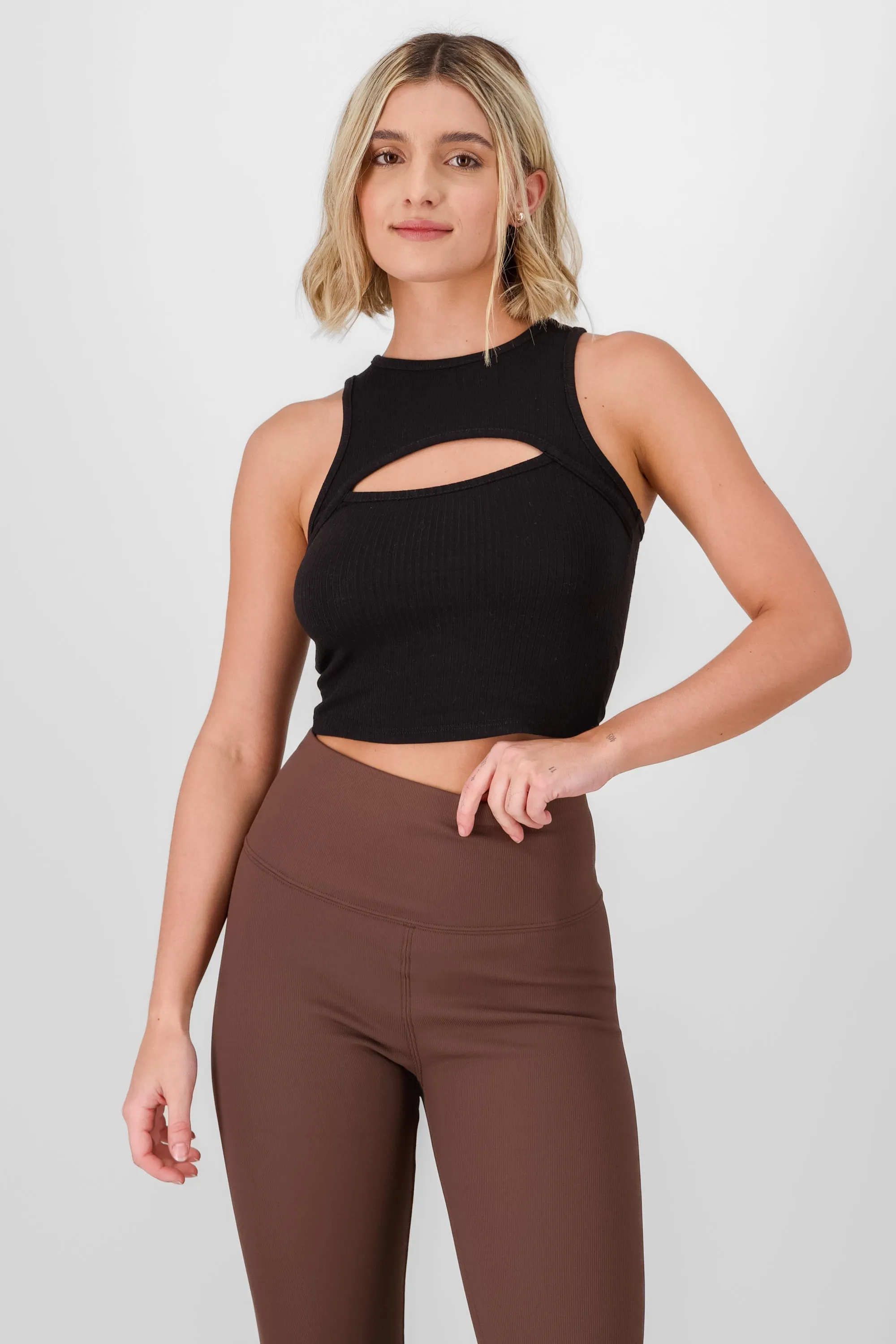 Top sin mangas con cut out liso sold by Shasa