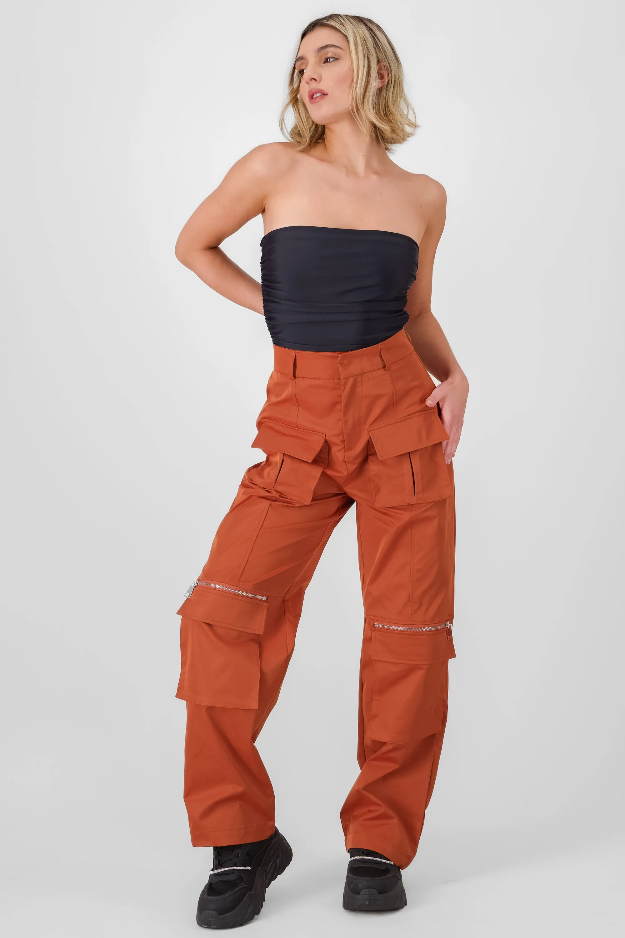 Pantalon recto detalle bolsas sold by Shasa