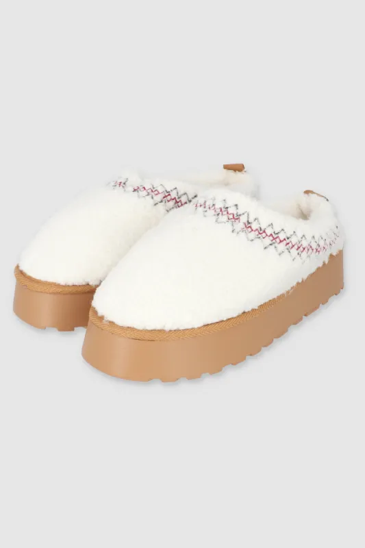 Pantufla zueco teddy bordado sold by Shasa