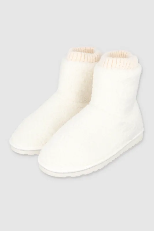 Pantufla bota teddy calcetin sold by Shasa