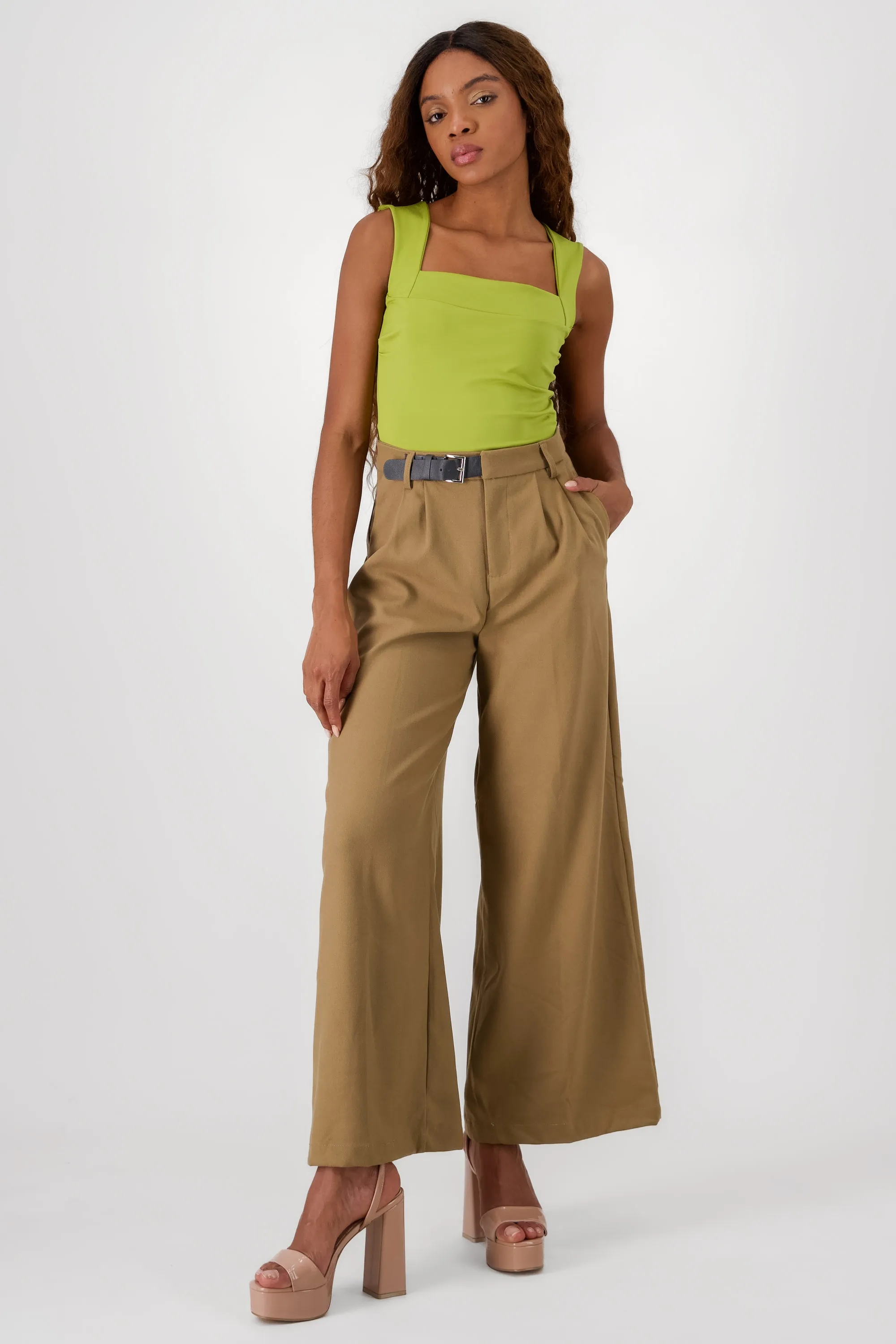 Pantalon amplio detalle cinturon pretina sold by Shasa