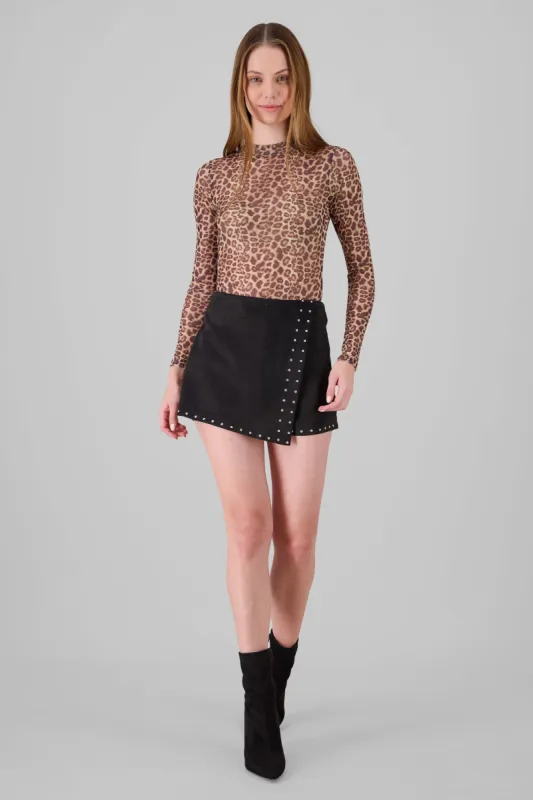 Falda short gamuza con estoperoles sold by Shasa