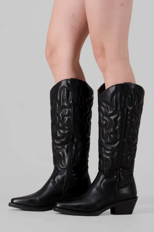 Bota vaquera estructurada bordados sold by Shasa