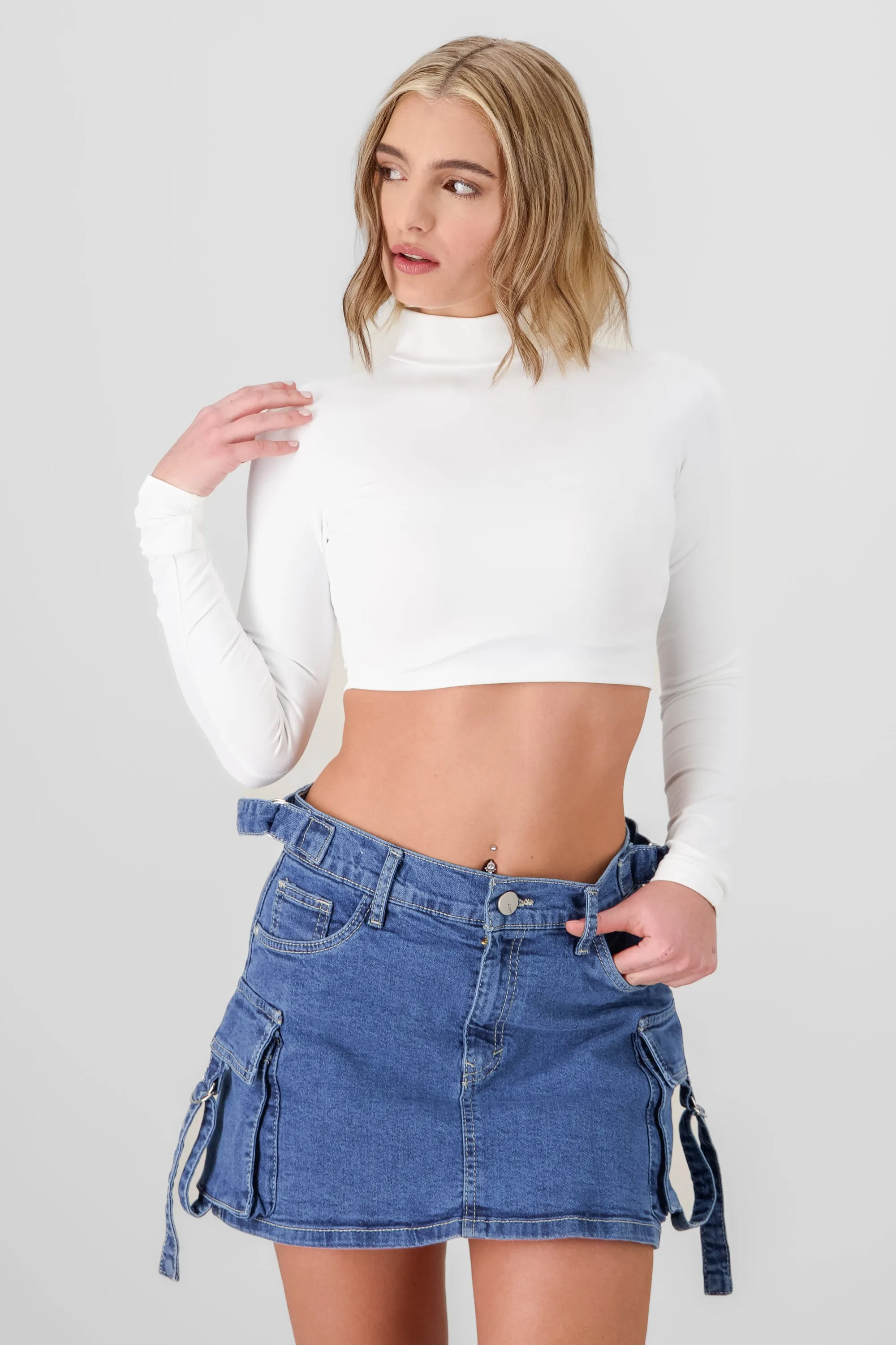 Crop top manga larga cuello liso sold by Shasa
