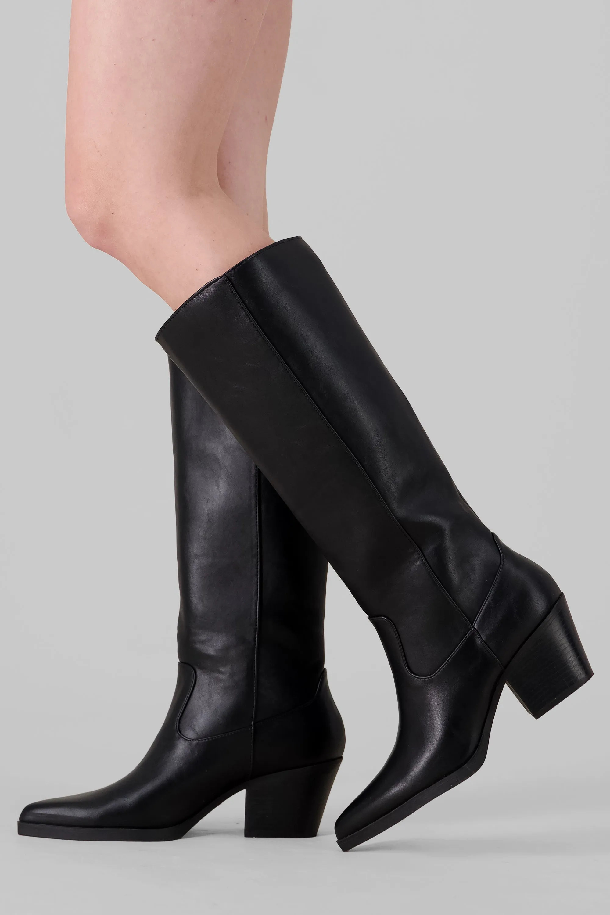 Bota vaquera efecto serpiente sold by Shasa