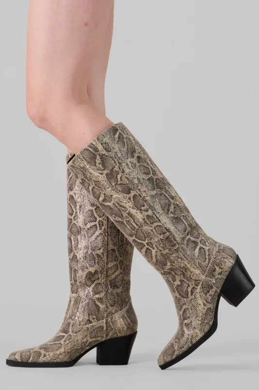 Bota vaquera efecto serpiente sold by Shasa