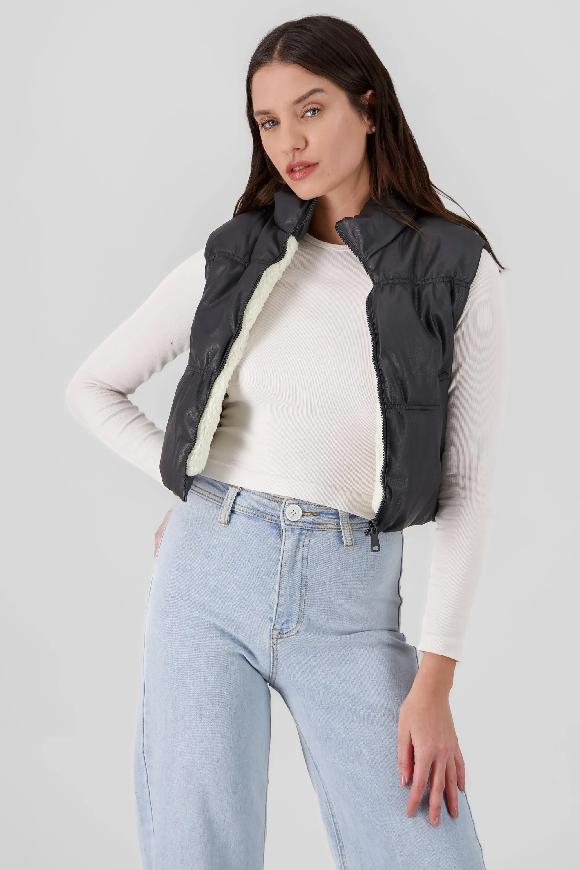 Chaleco efecto piel forrado peluche sold by Shasa