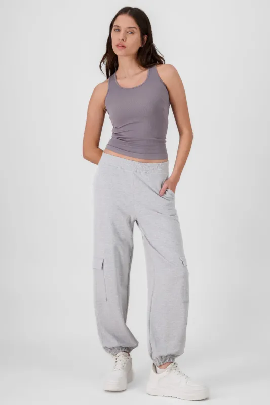 Jogger liso bolsas cargo sold by Shasa