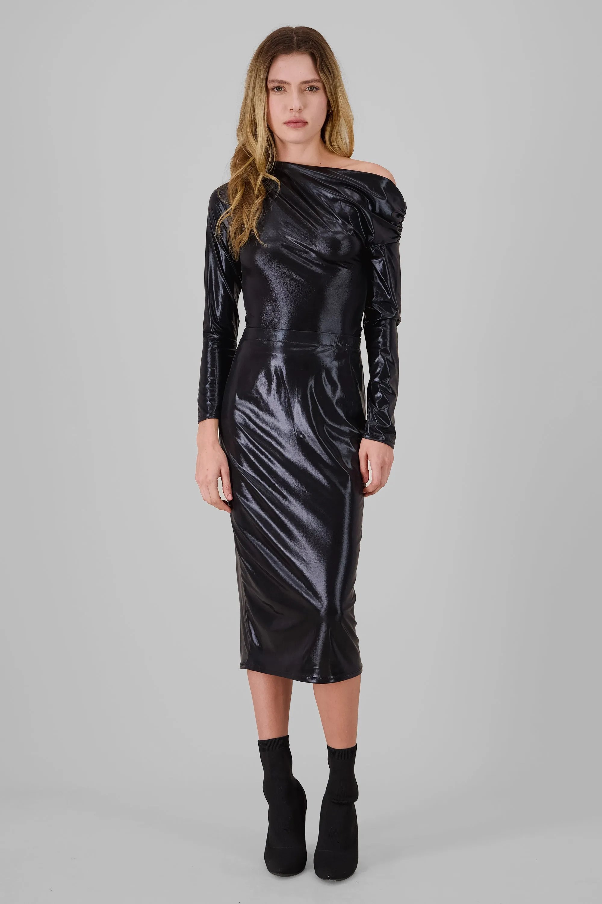 Falda midi brillosa sold by Shasa