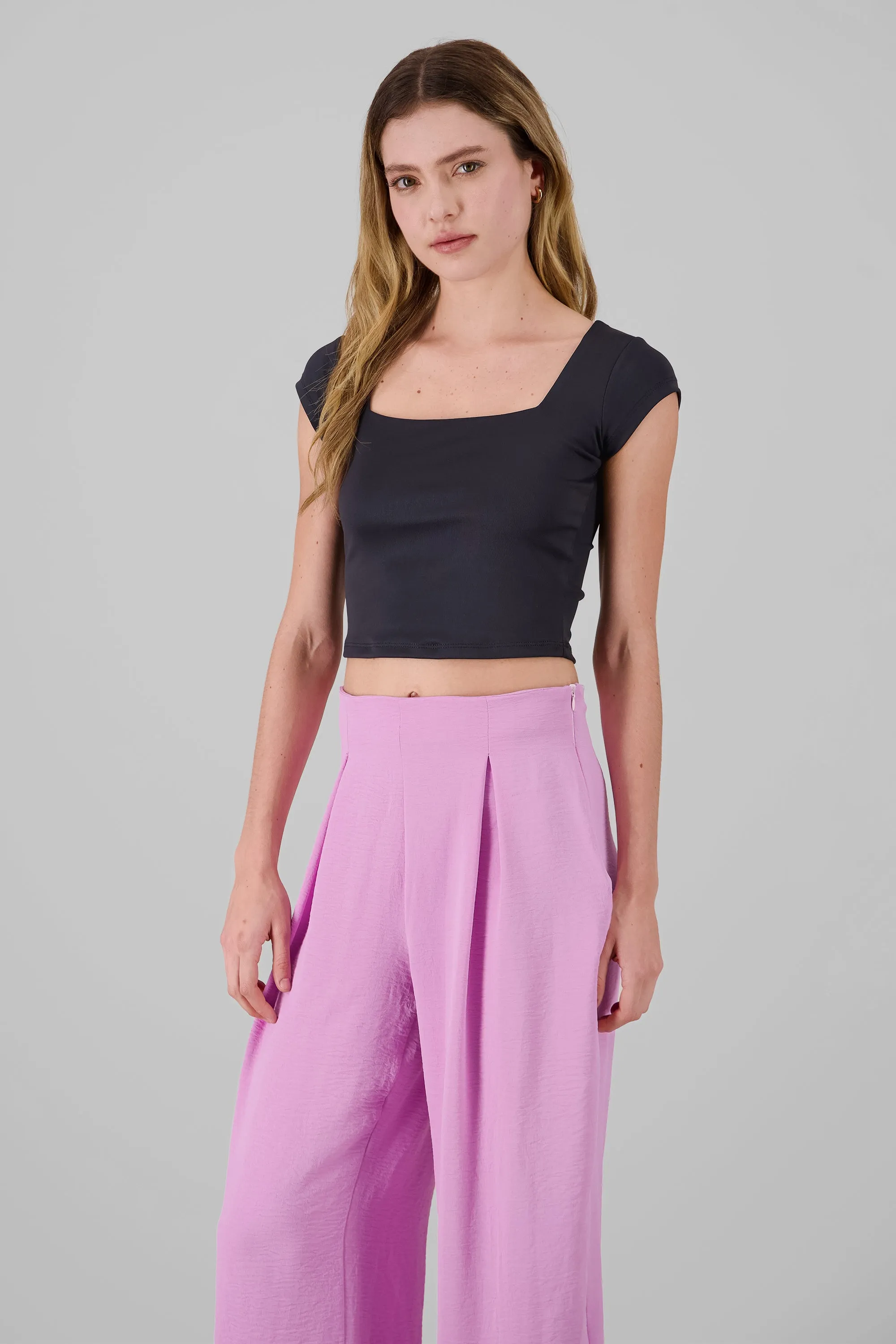 Top liso escote cuadrado manga corta sold by Shasa product image thumbnail 3