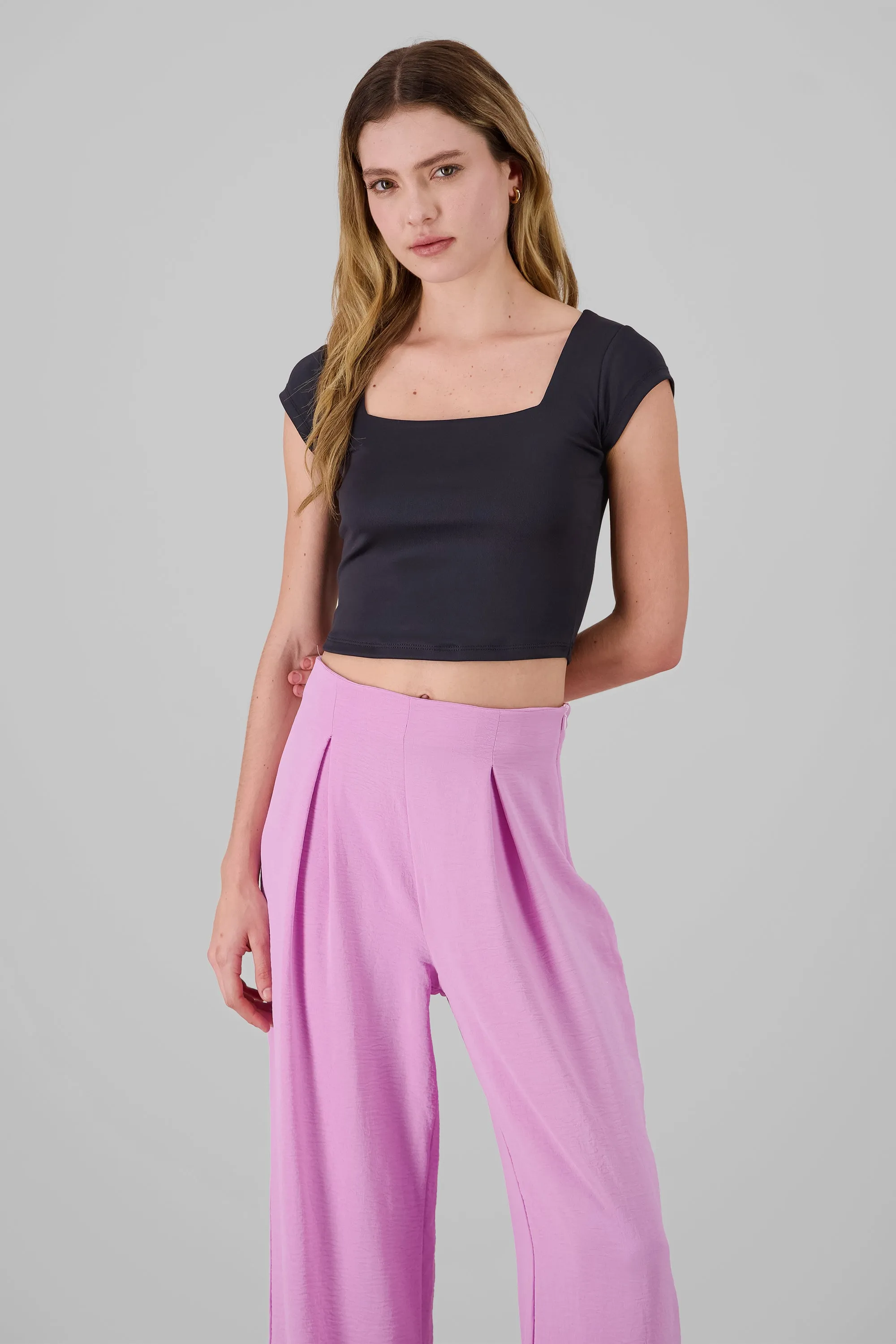 Top liso escote cuadrado manga corta sold by Shasa