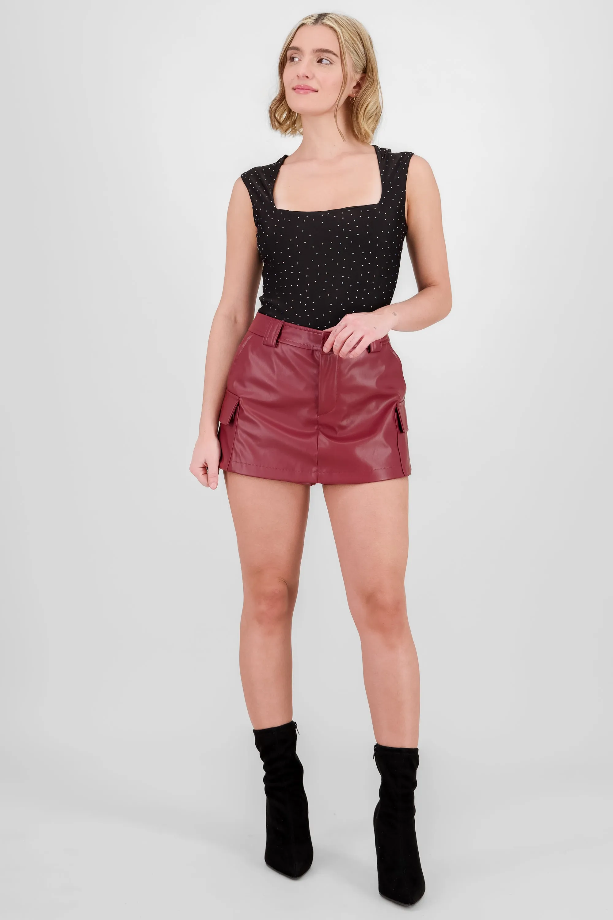 Falda short lisa PU sold by Shasa