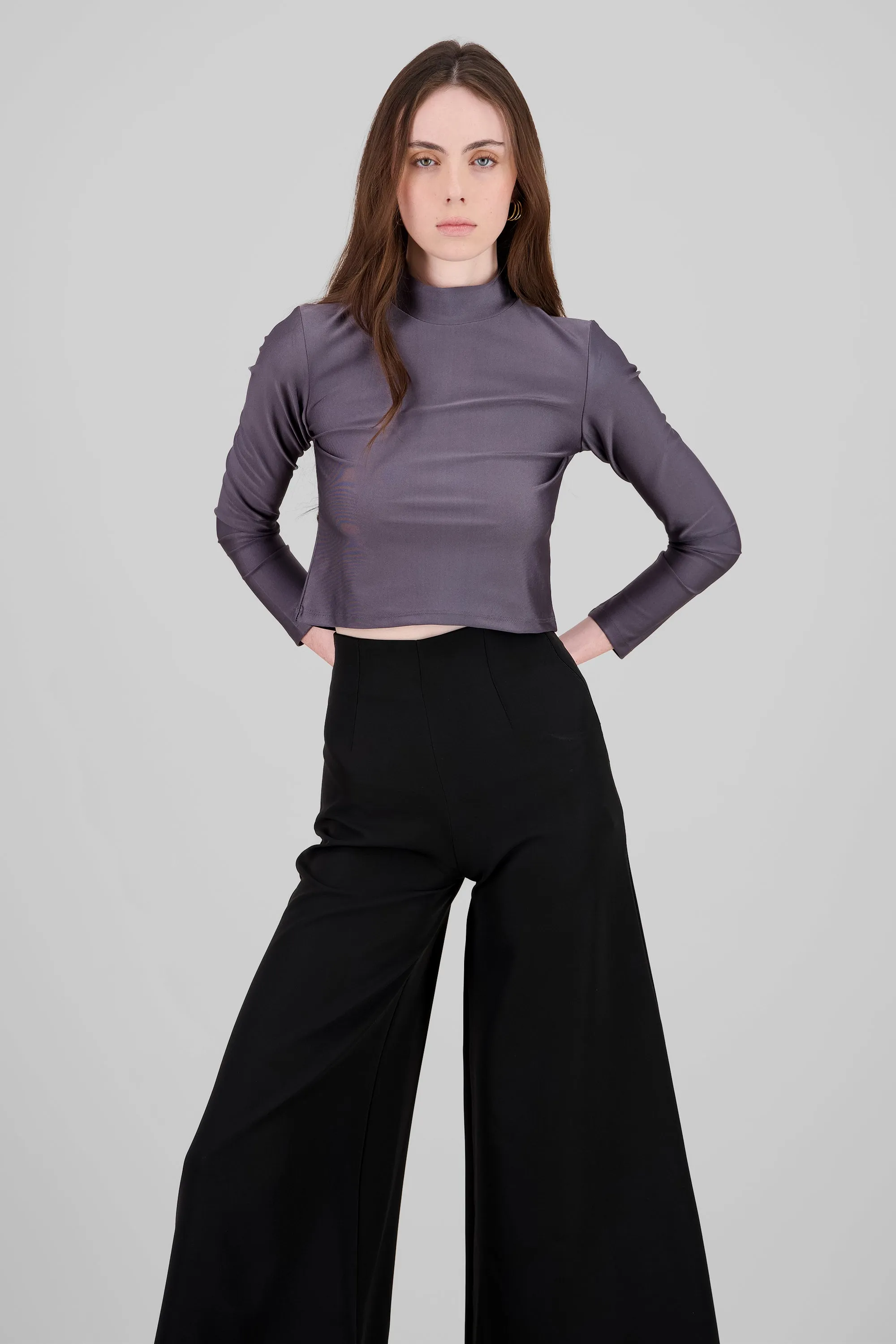 Top crop manga larga cuello sold by Shasa