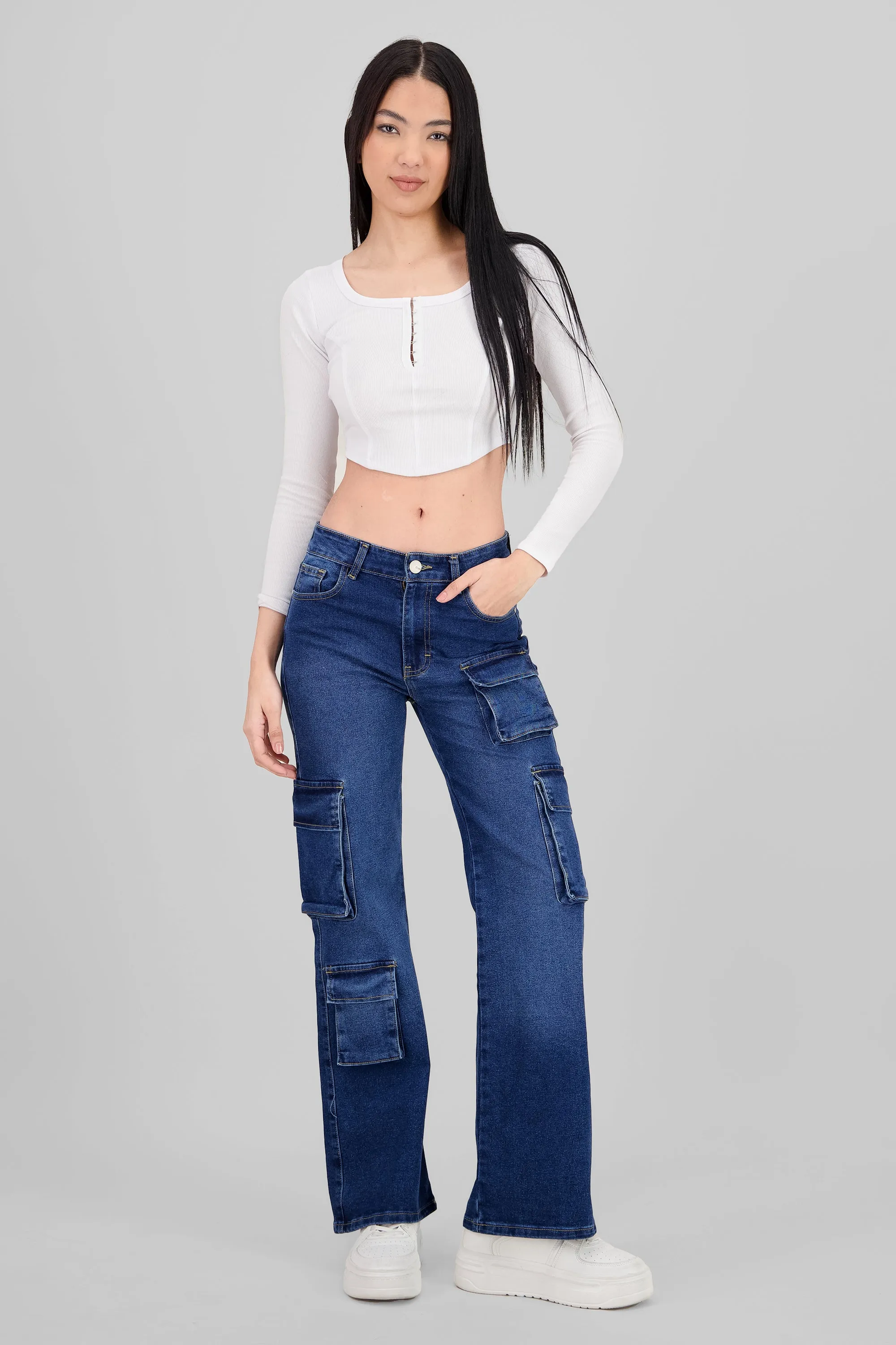 Jeans cargo 4 bolsas asimétrico sold by Shasa