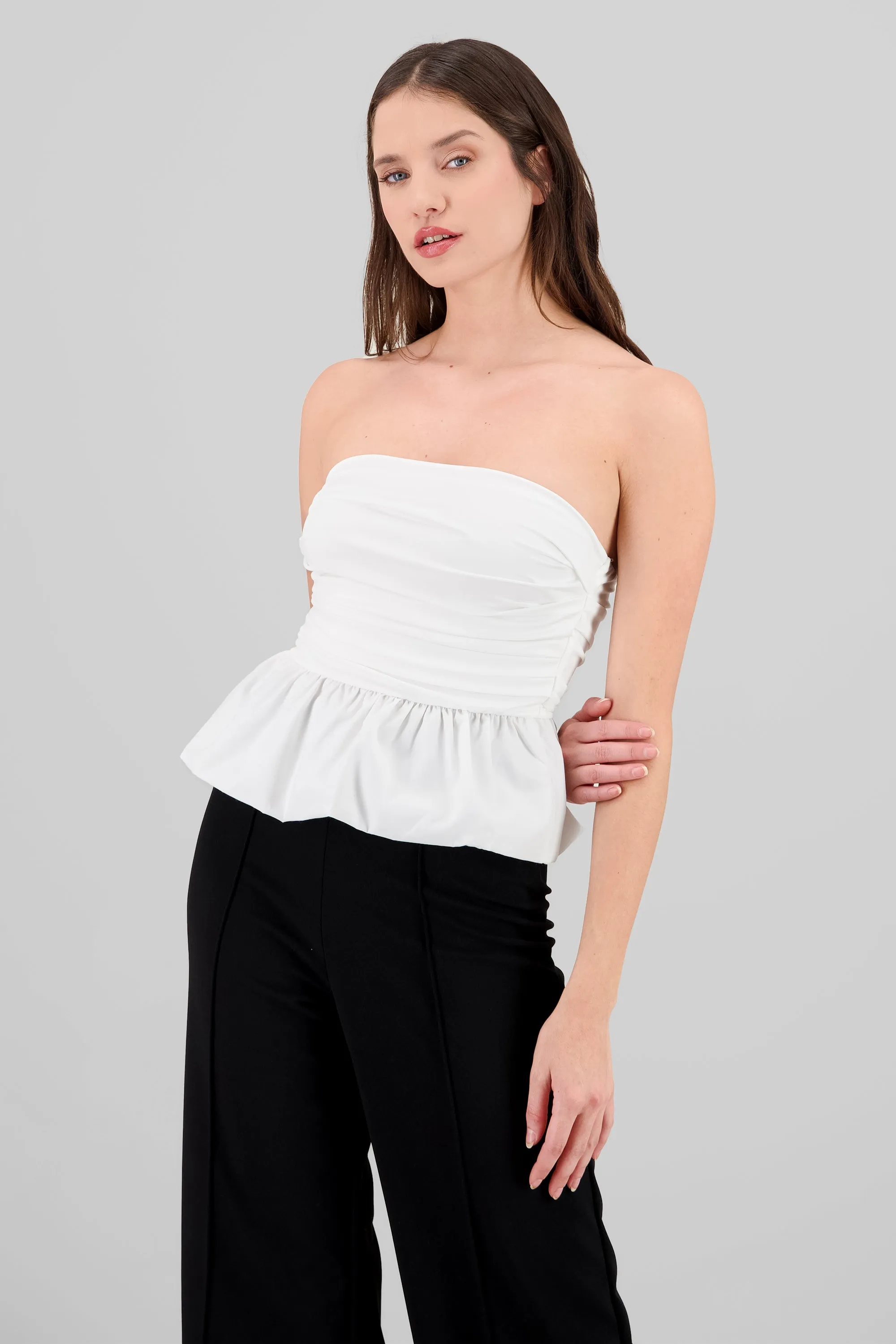 Blusa strapless con volumen liso sold by Shasa