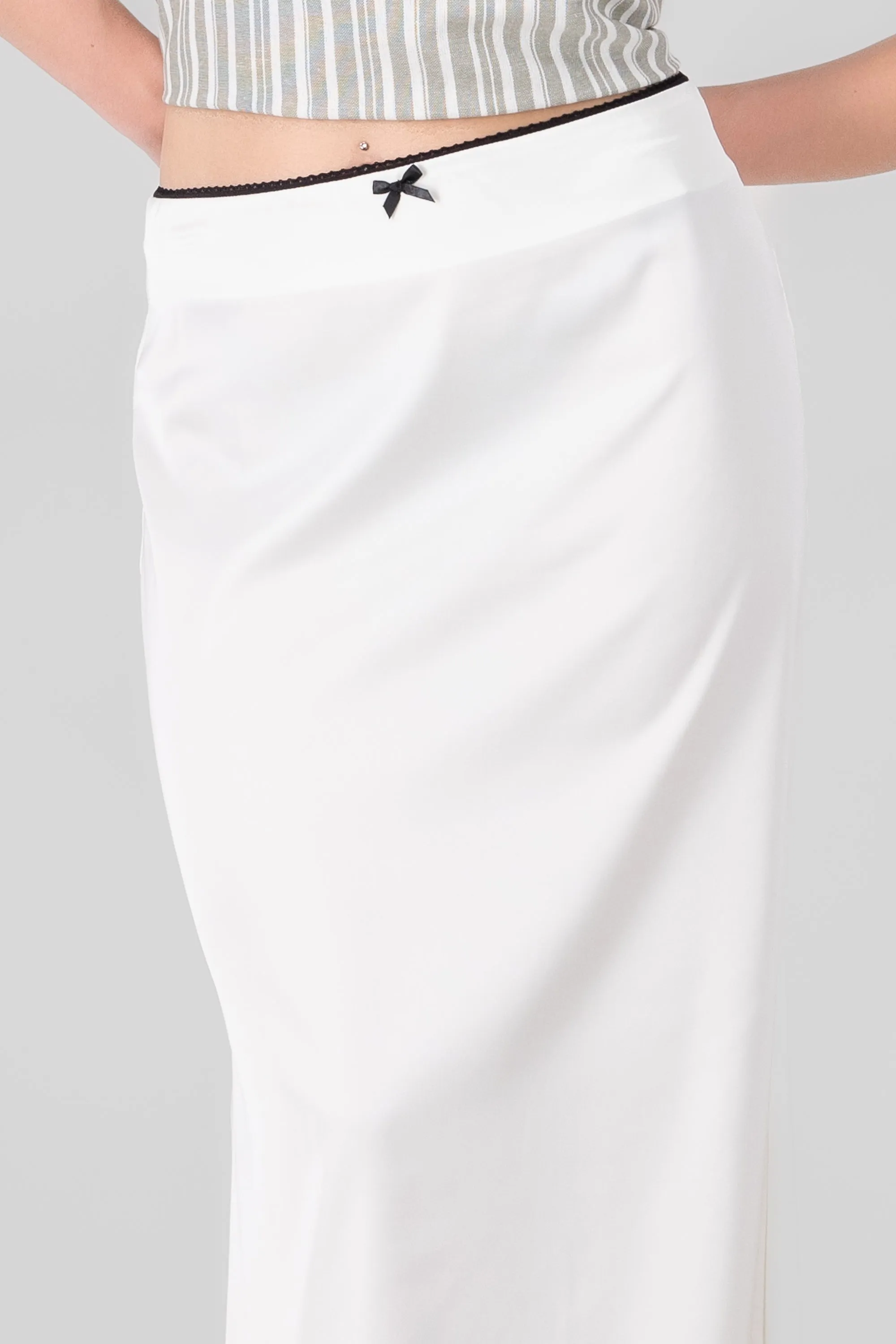 Falda midi satinada moño sold by Shasa product image thumbnail 5