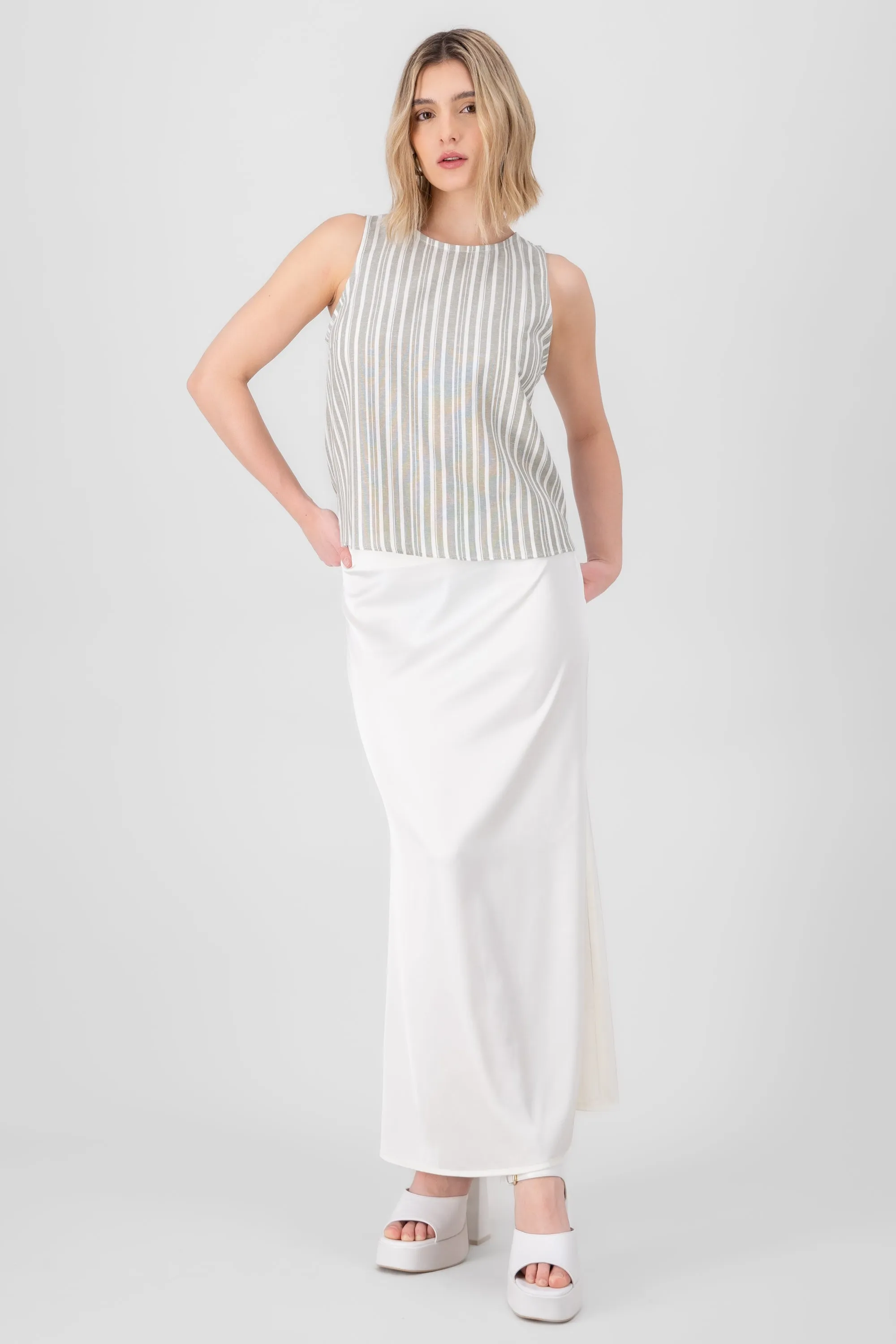 Falda midi satinada moño sold by Shasa