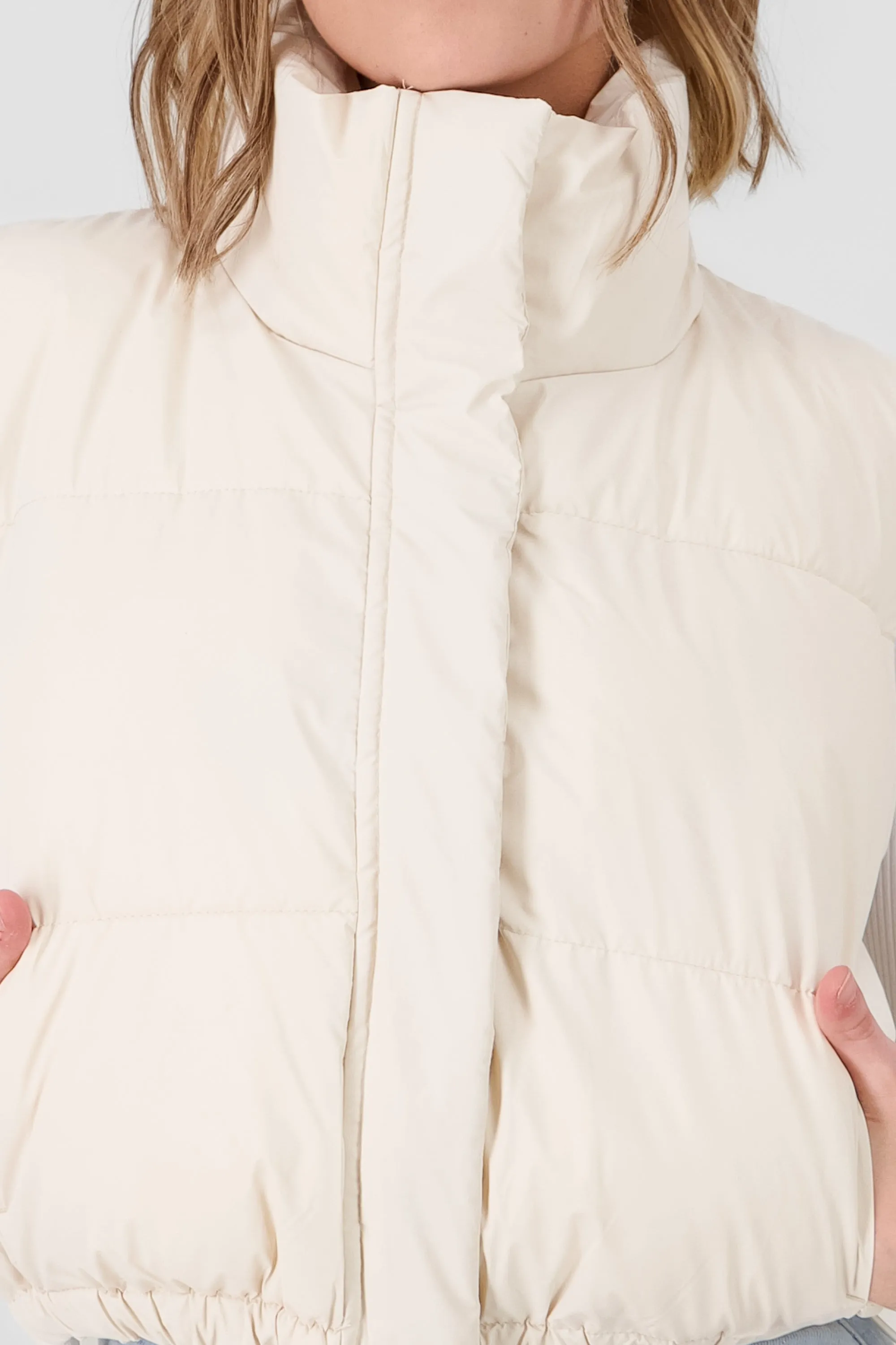 Chaleco con cuello alto liso sold by Shasa product image thumbnail 5