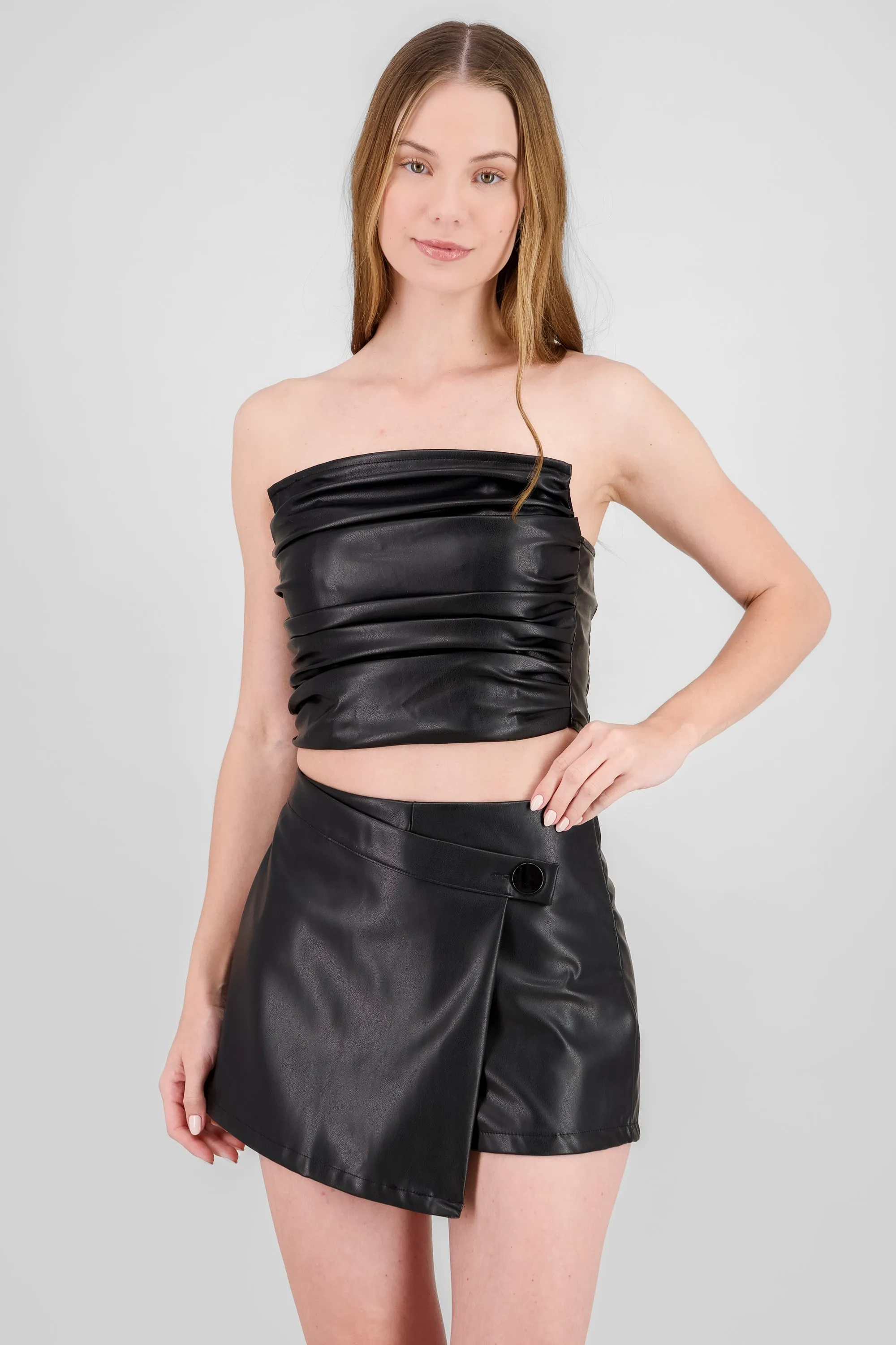 Top strapless de pu con frunces sold by Shasa