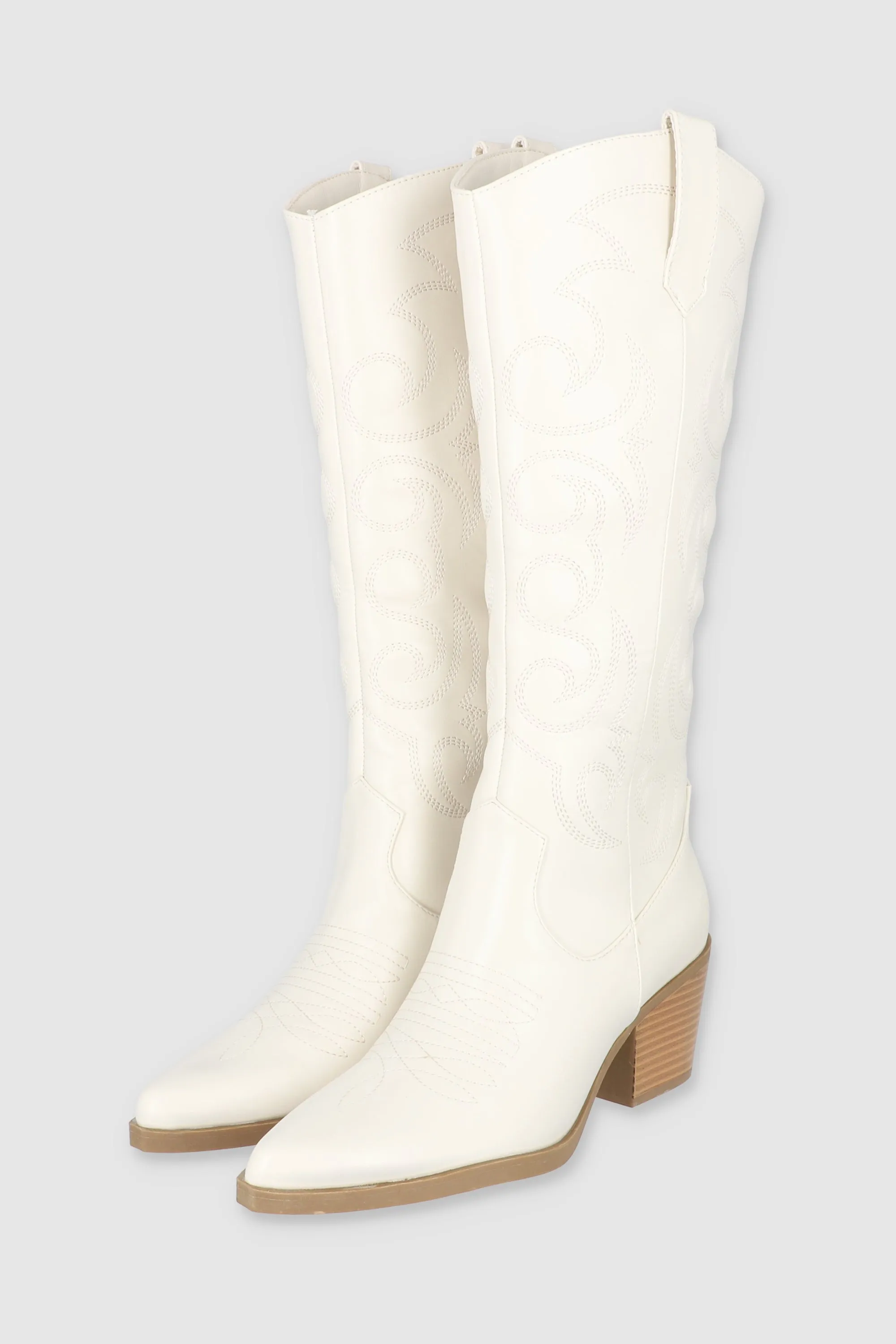 Bota larga vaquera bordados sold by Shasa