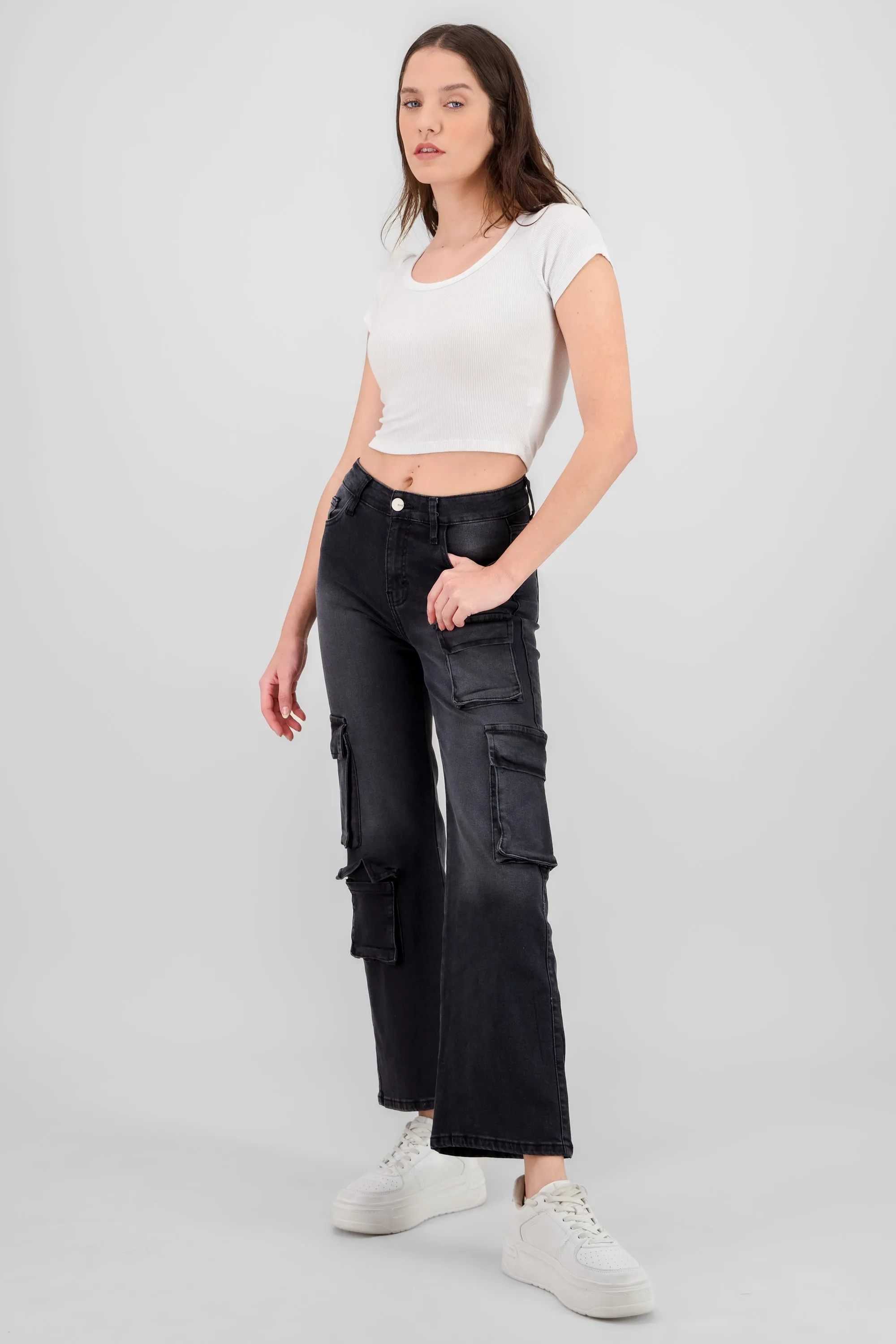 Jeans cargo 4 bolsas asimétrico sold by Shasa