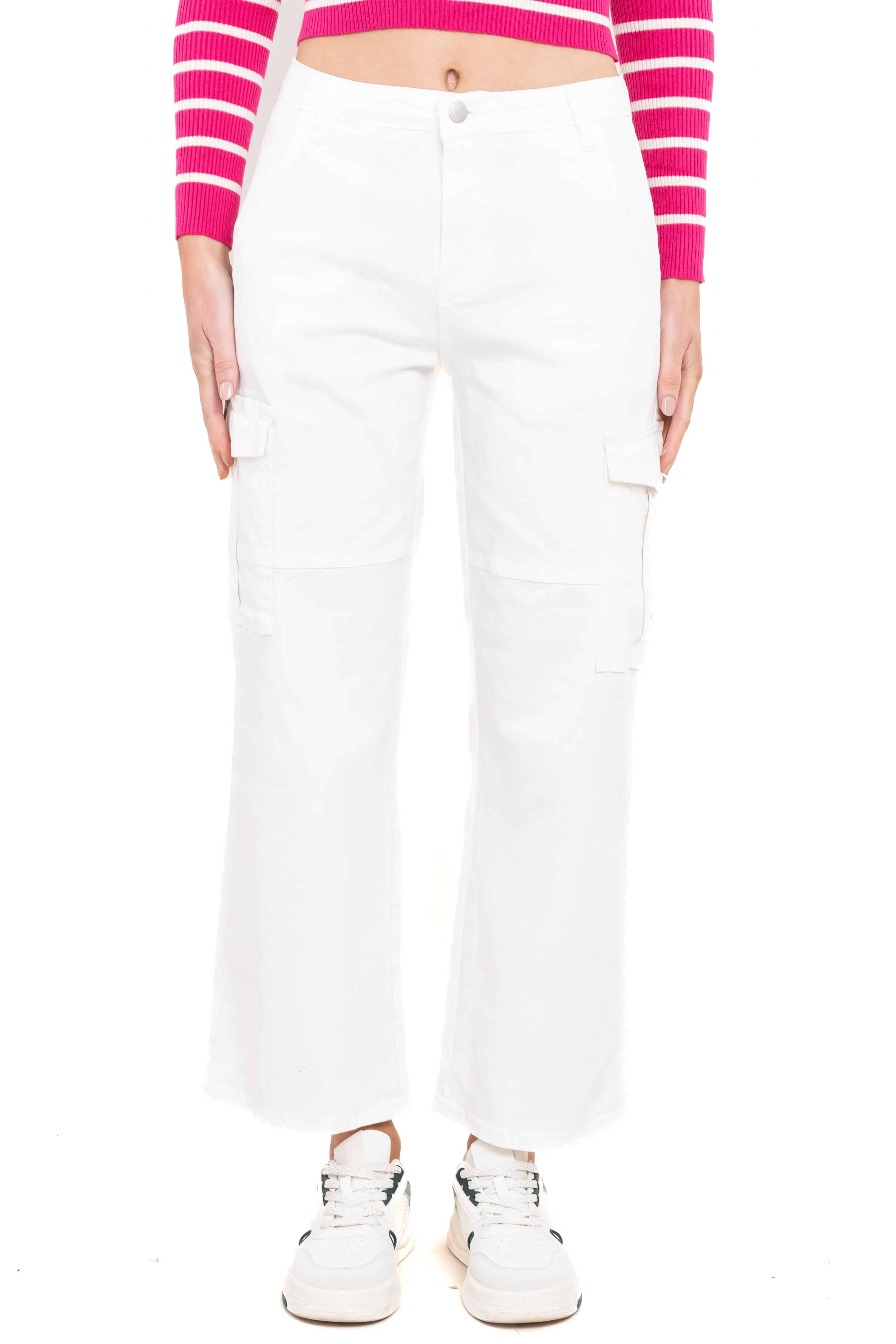 Pantalón recto bolsos cargo sold by Shasa