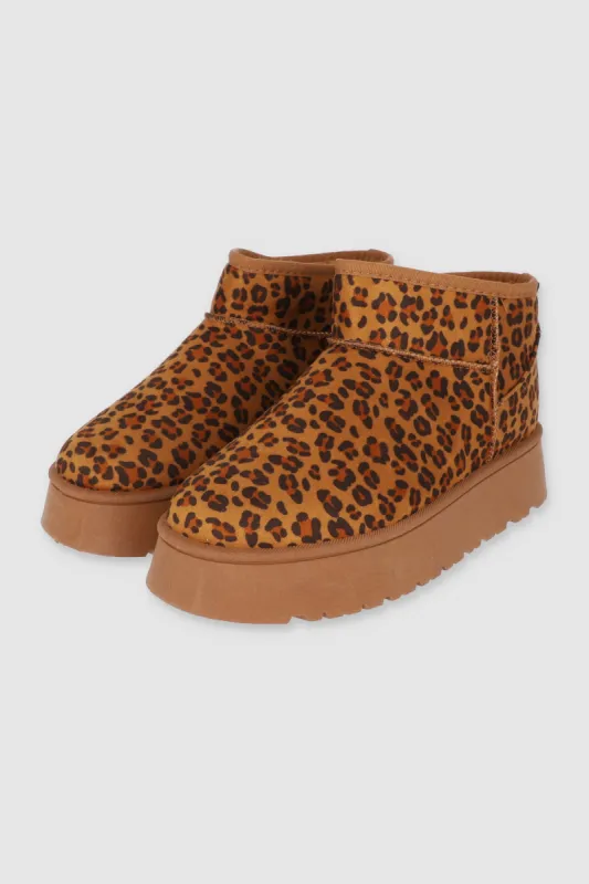 Bota corta plataforma peluche sold by Shasa