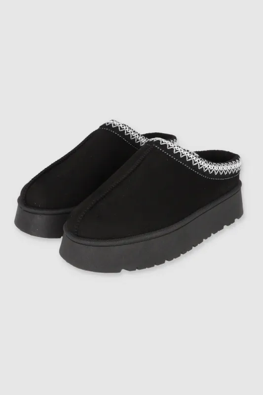 Zueco peluche franja sold by Shasa