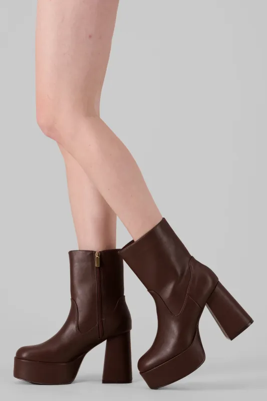 Bota plataforma desgastada sold by Shasa