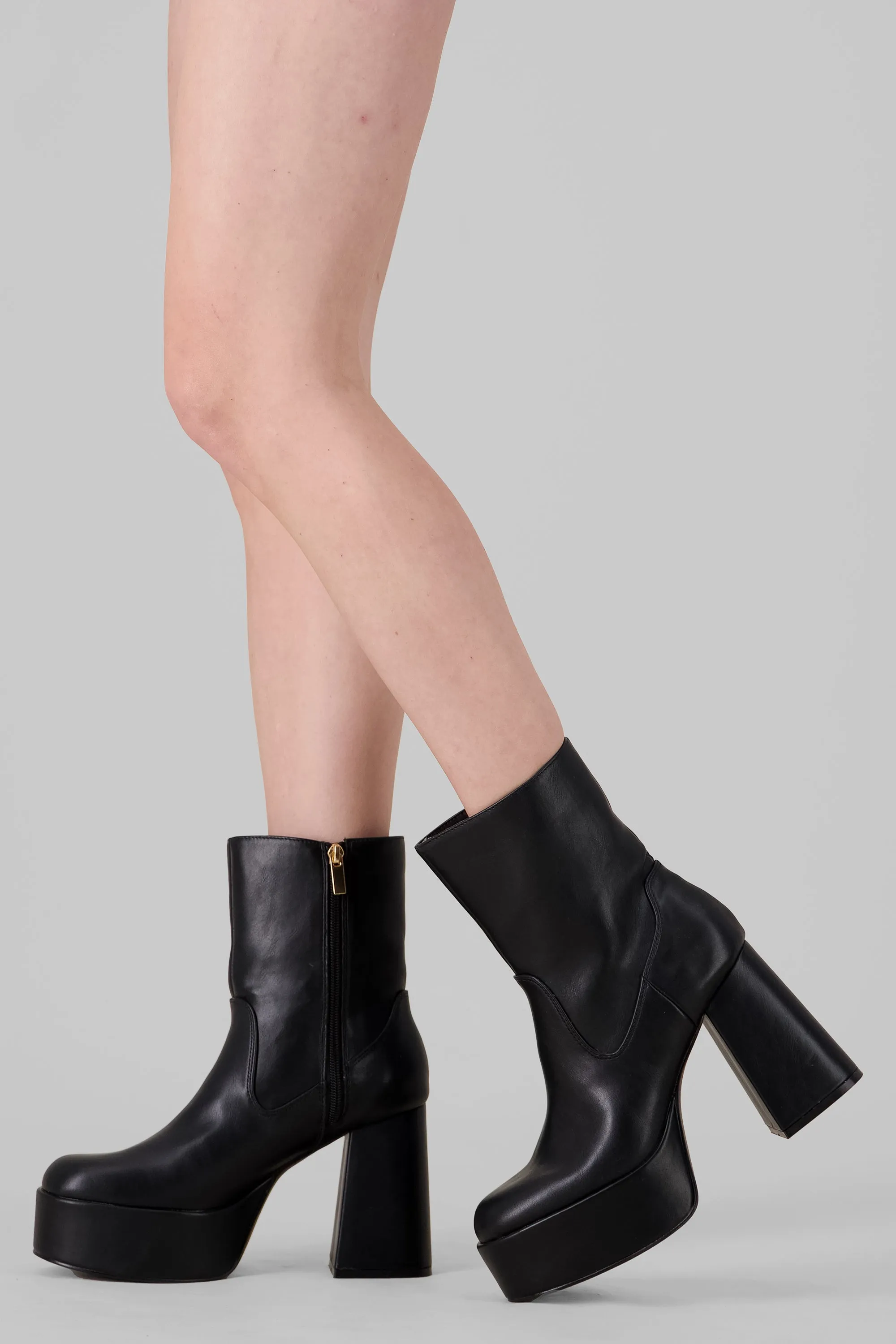 Bota plataforma desgastada sold by Shasa