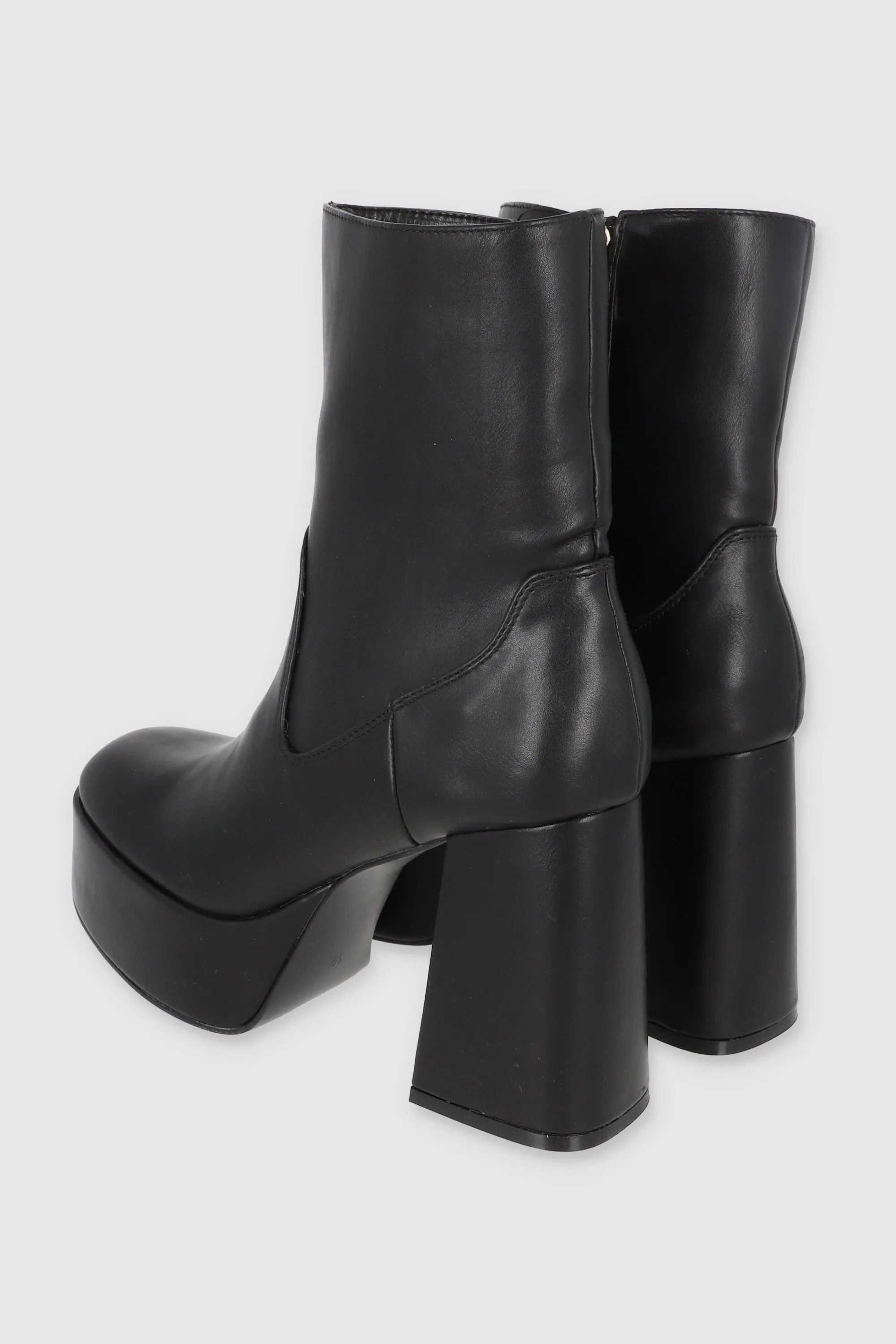 Bota plataforma desgastada sold by Shasa product image thumbnail 4