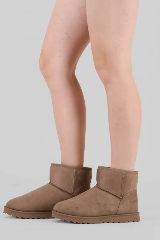 Bota corta peluche sold by Shasa