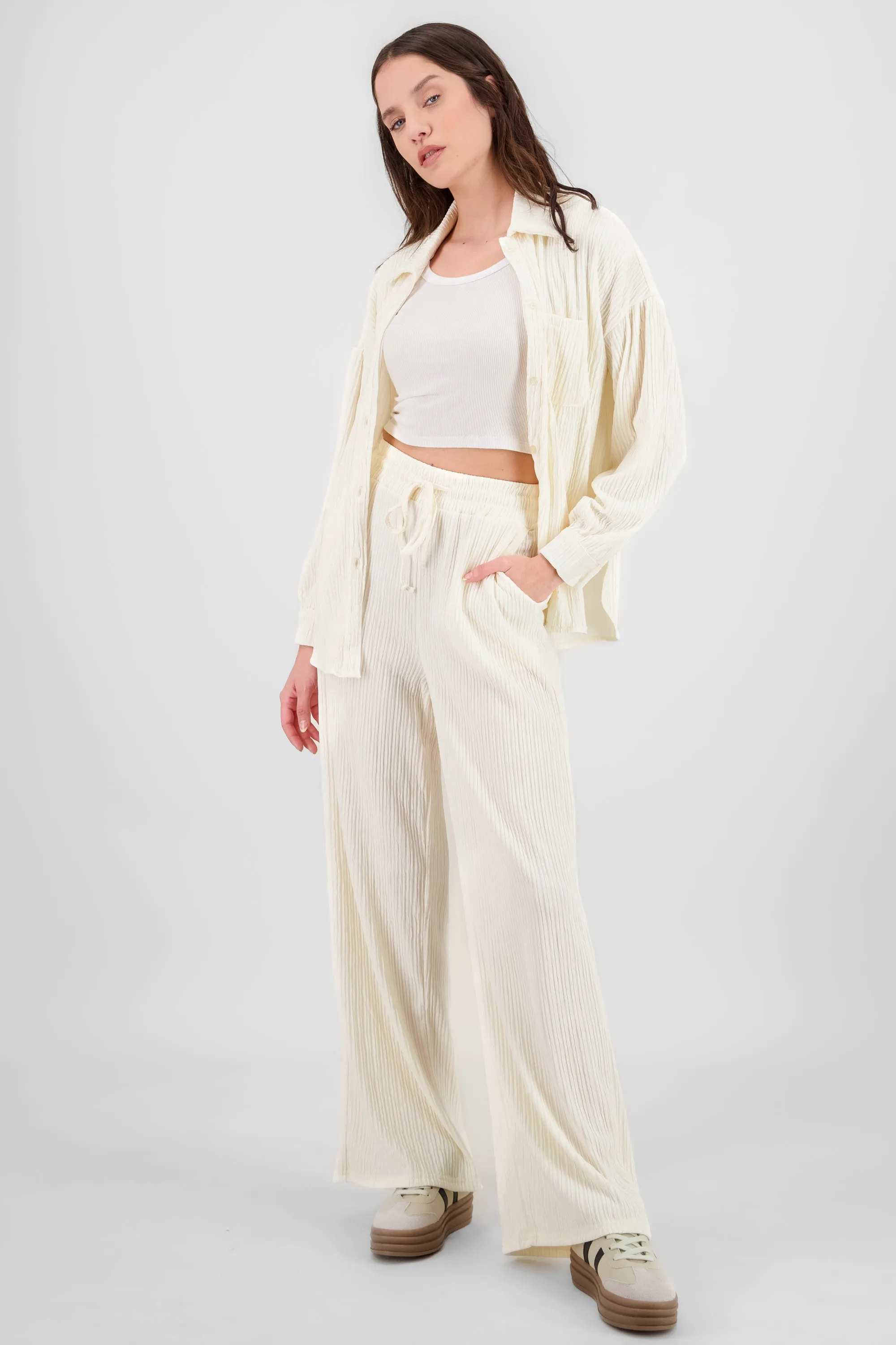 Pantalon amplio textura sold by Shasa