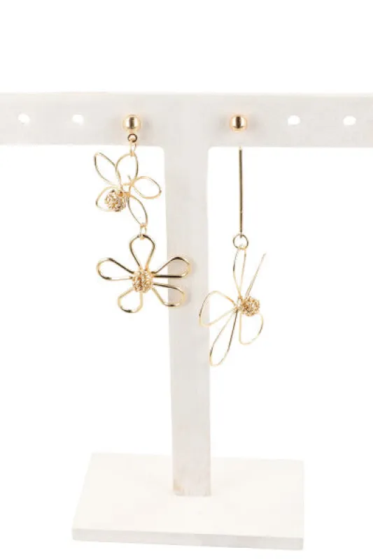 Aretes largos flor metálica sold by Shasa