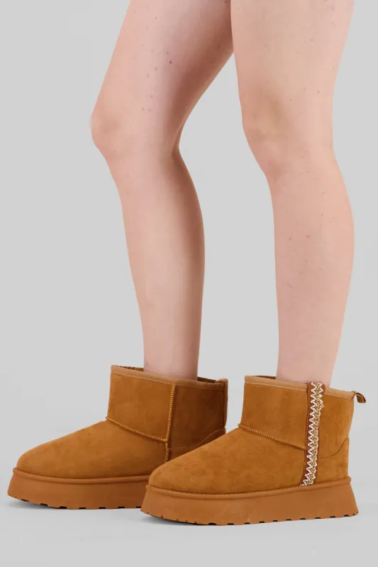 Bota peluche plataforma franja sold by Shasa