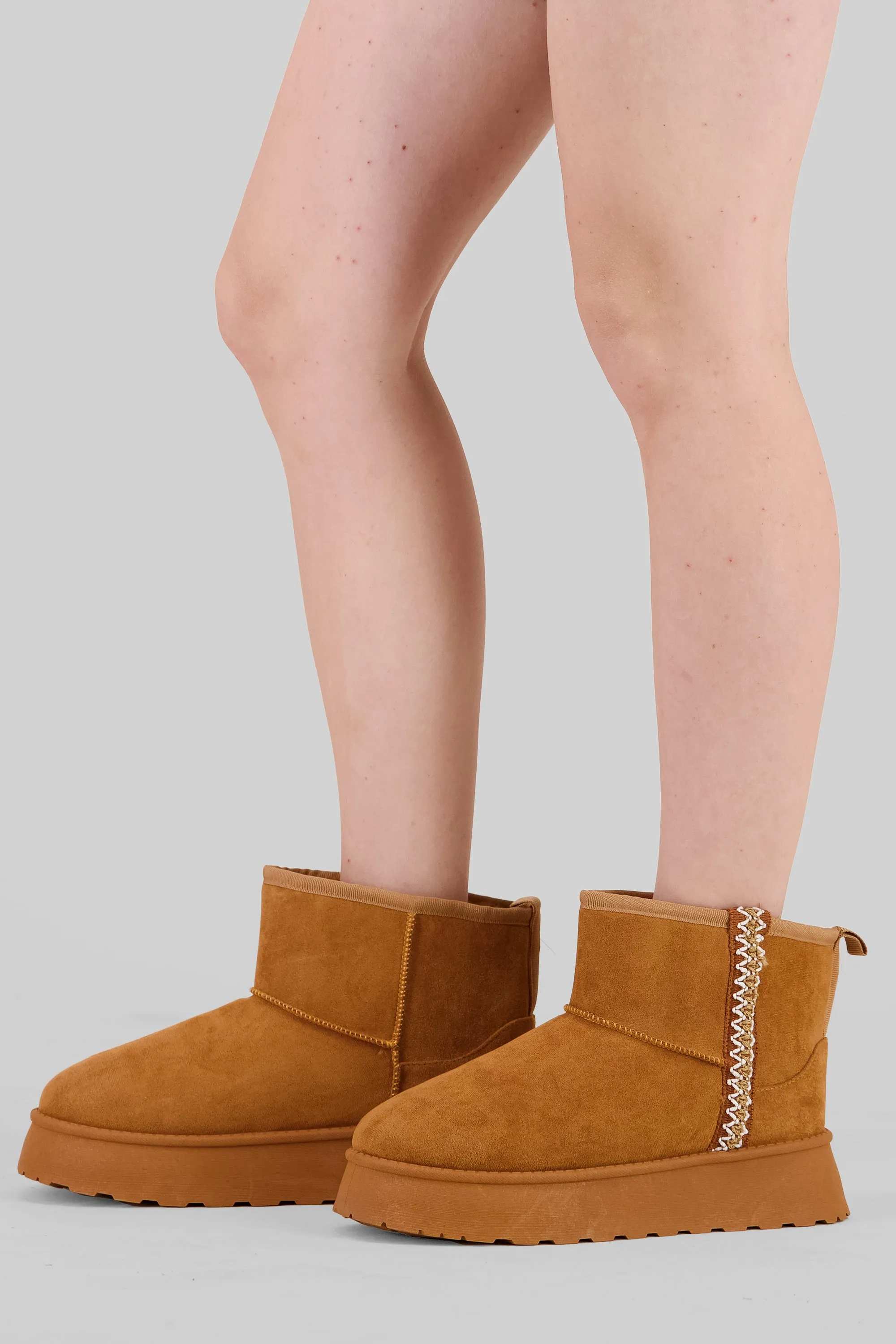 Bota peluche plataforma franja sold by Shasa