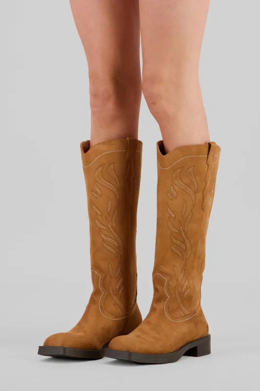 Bota vaquera punta cuadrada sold by Shasa