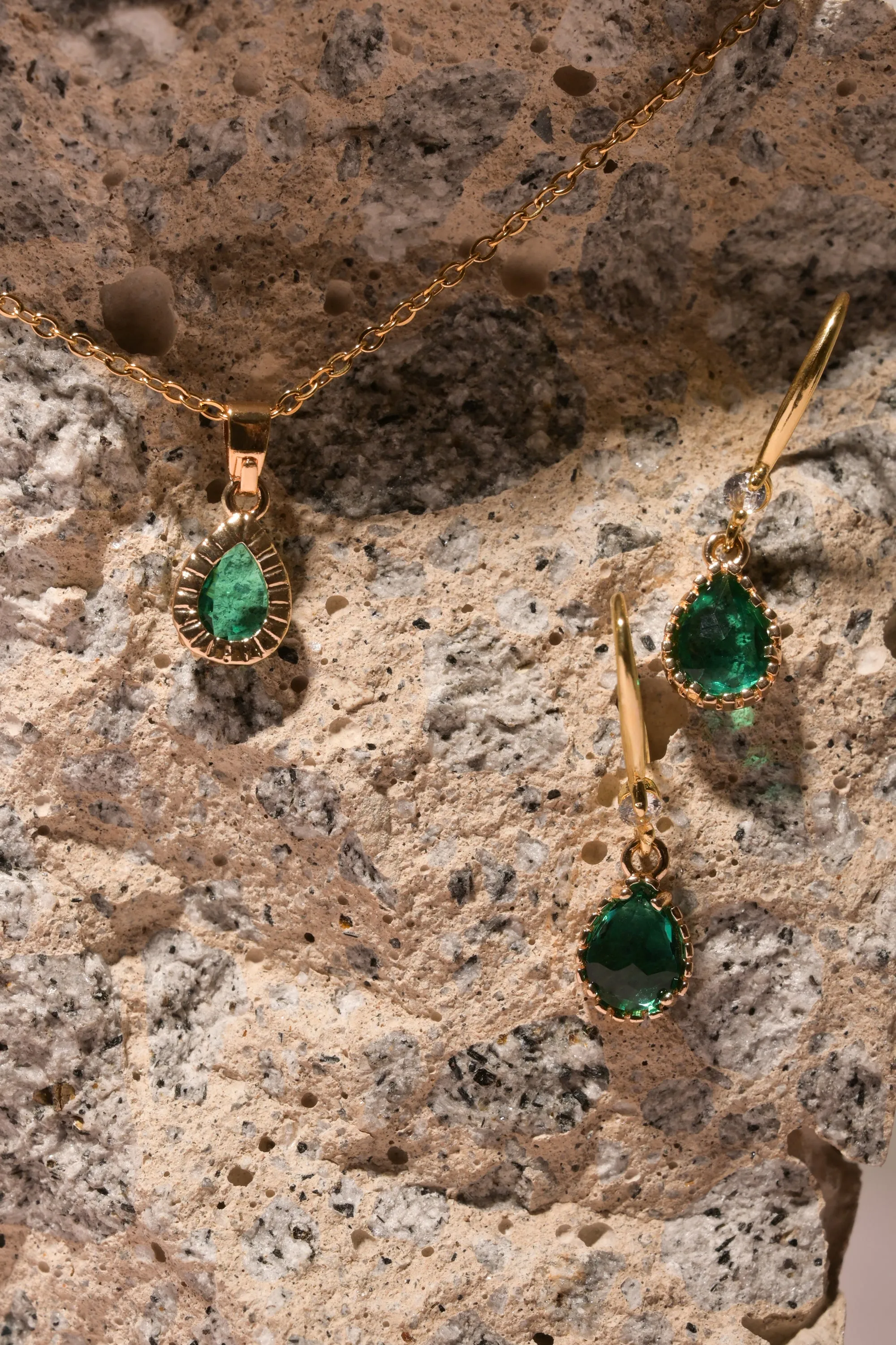 Set arracadas gota cristal collar sold by Shasa