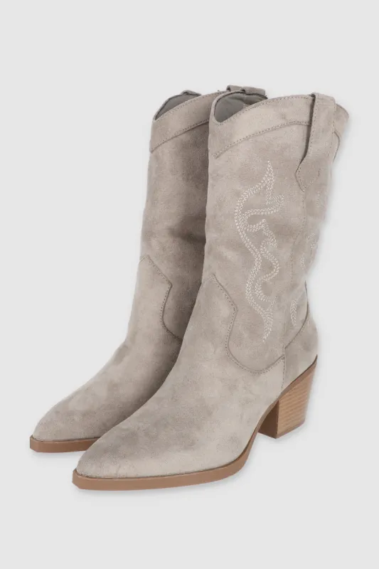 Botín vaquero midi bordados sold by Shasa